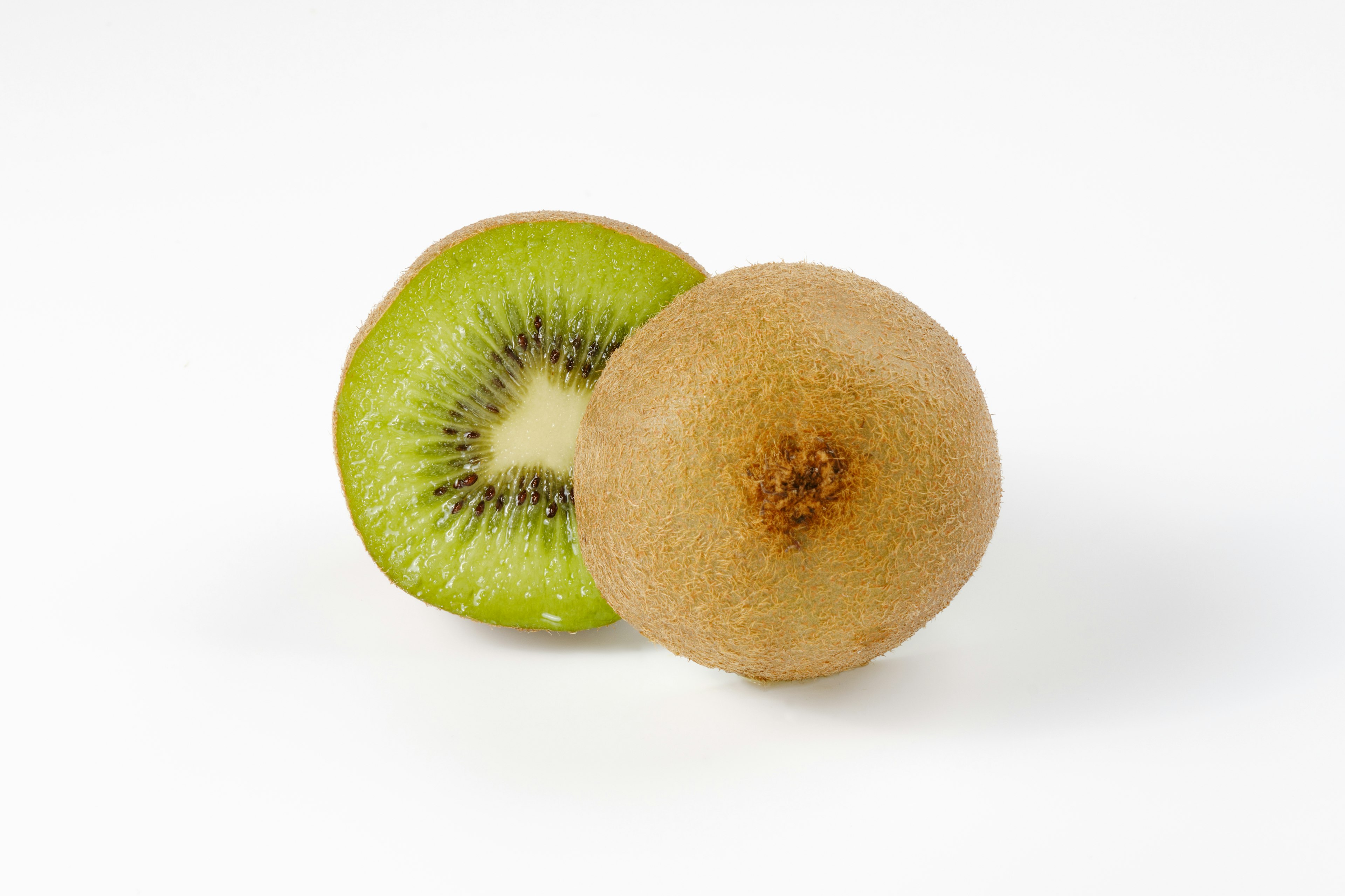 Gambar yang menunjukkan buah kiwi utuh dan terpotong