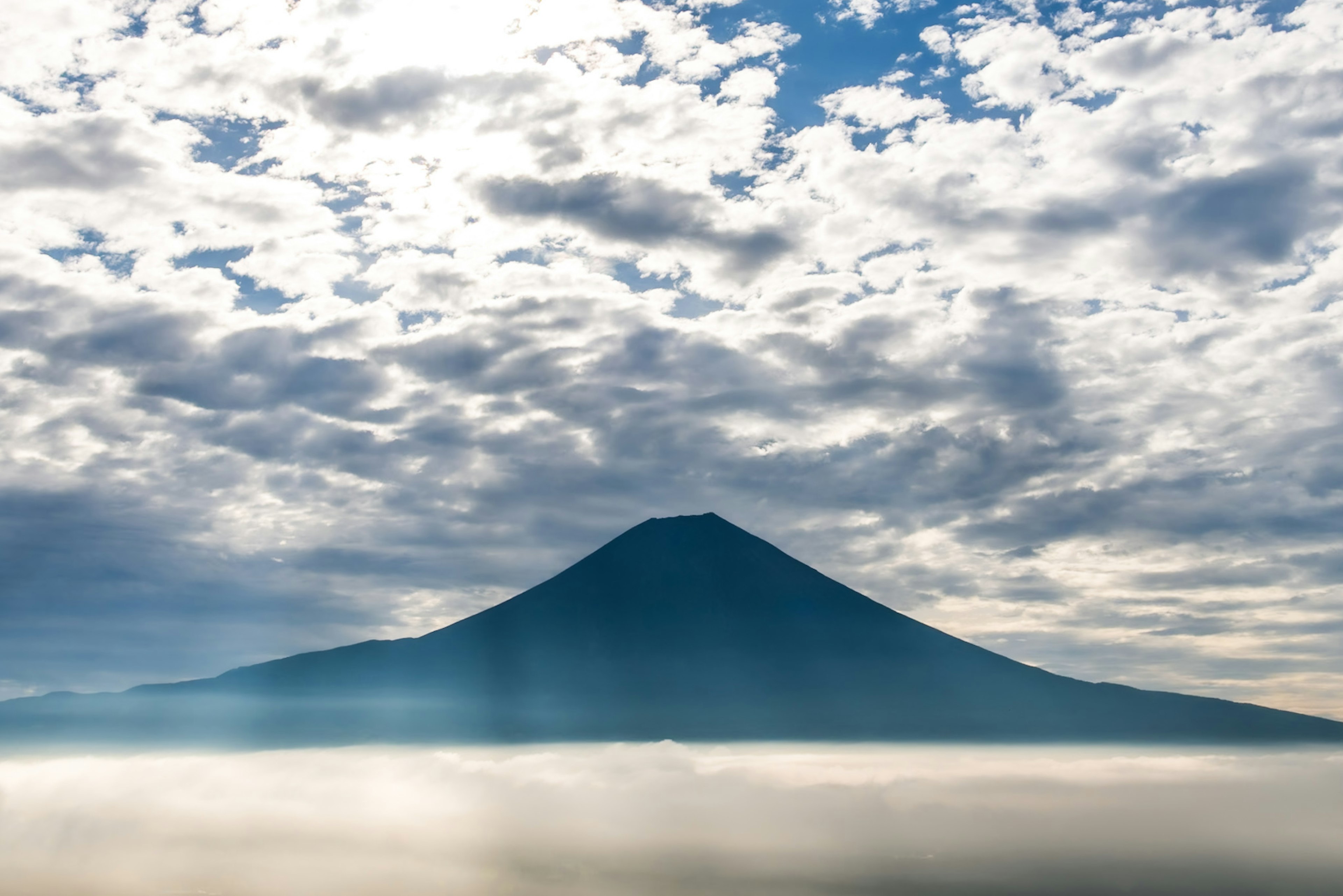 Monte Fuji elevándose sobre las nubes en un paisaje hermoso