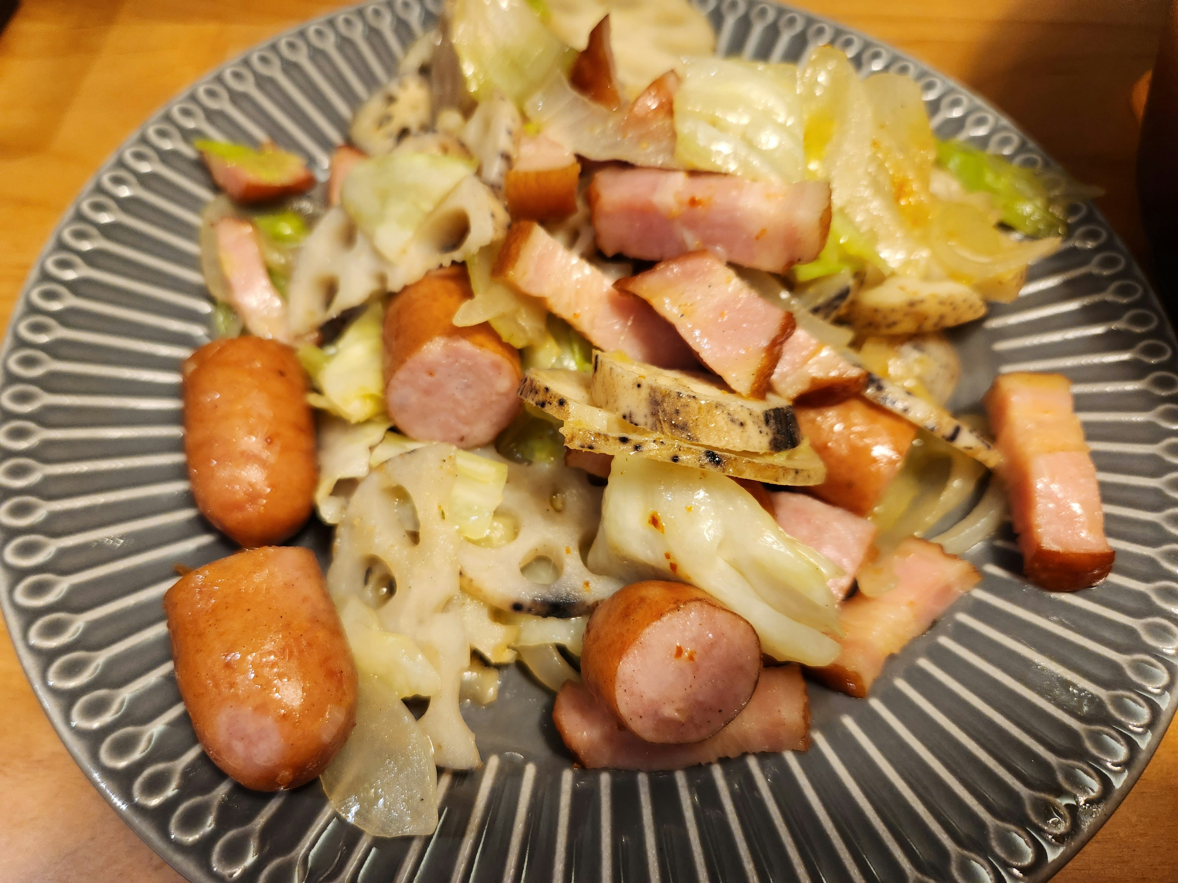 Saucisses et chou sautés servis dans une assiette