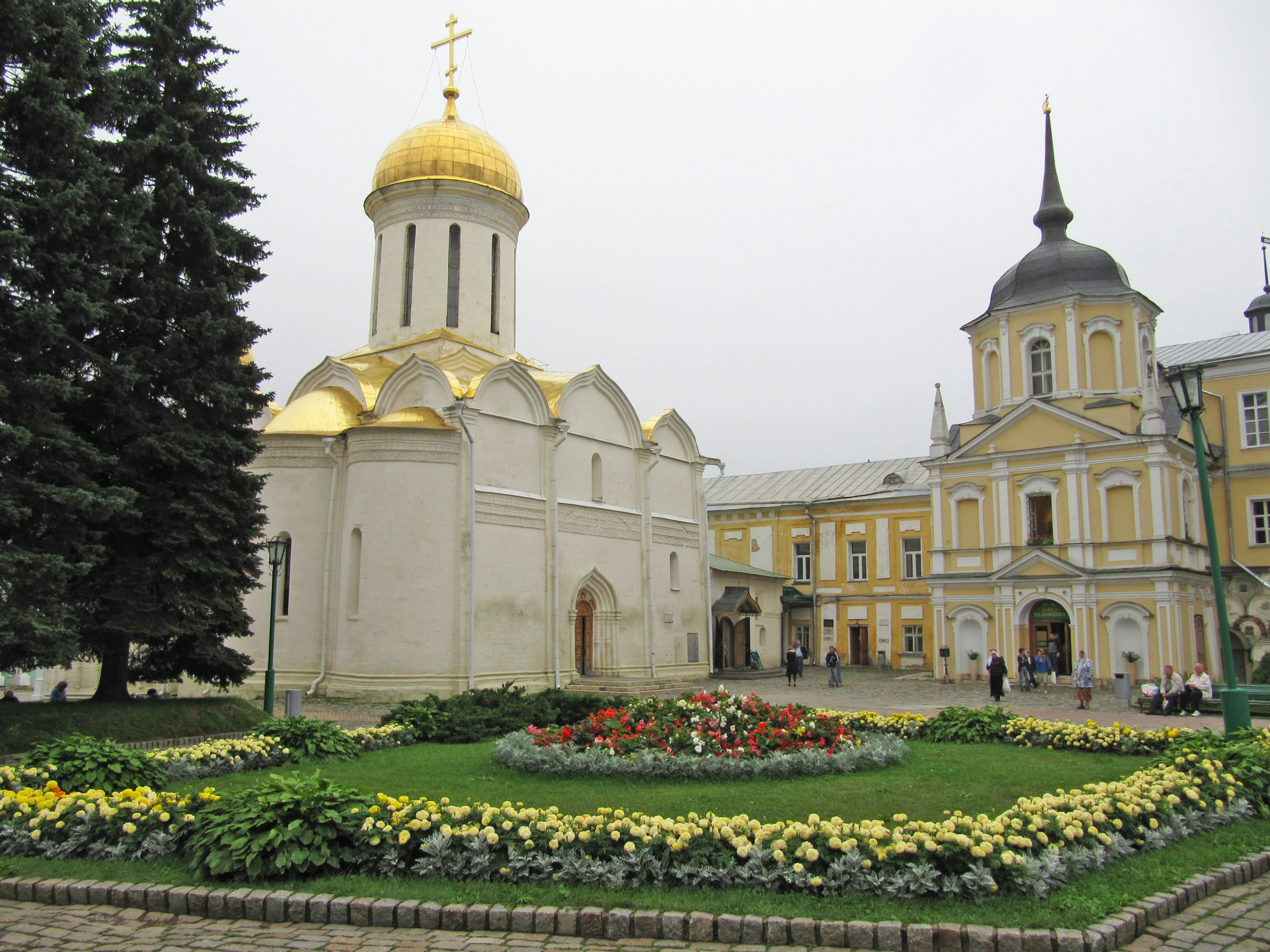 Landschaft mit einer Kirche mit goldener Kuppel und einem schönen Garten