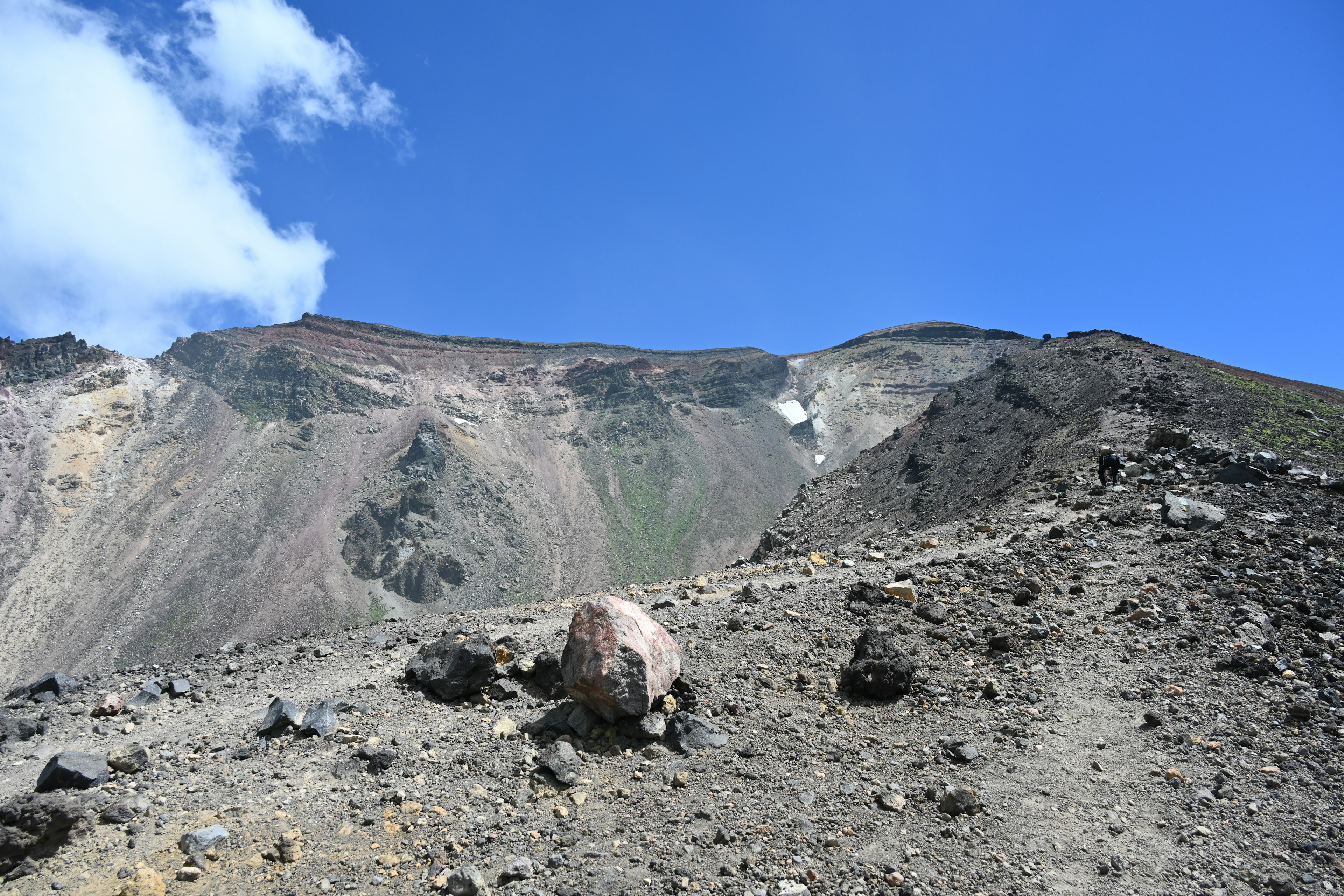 Paesaggio di montagne vulcaniche sotto un cielo blu chiaro