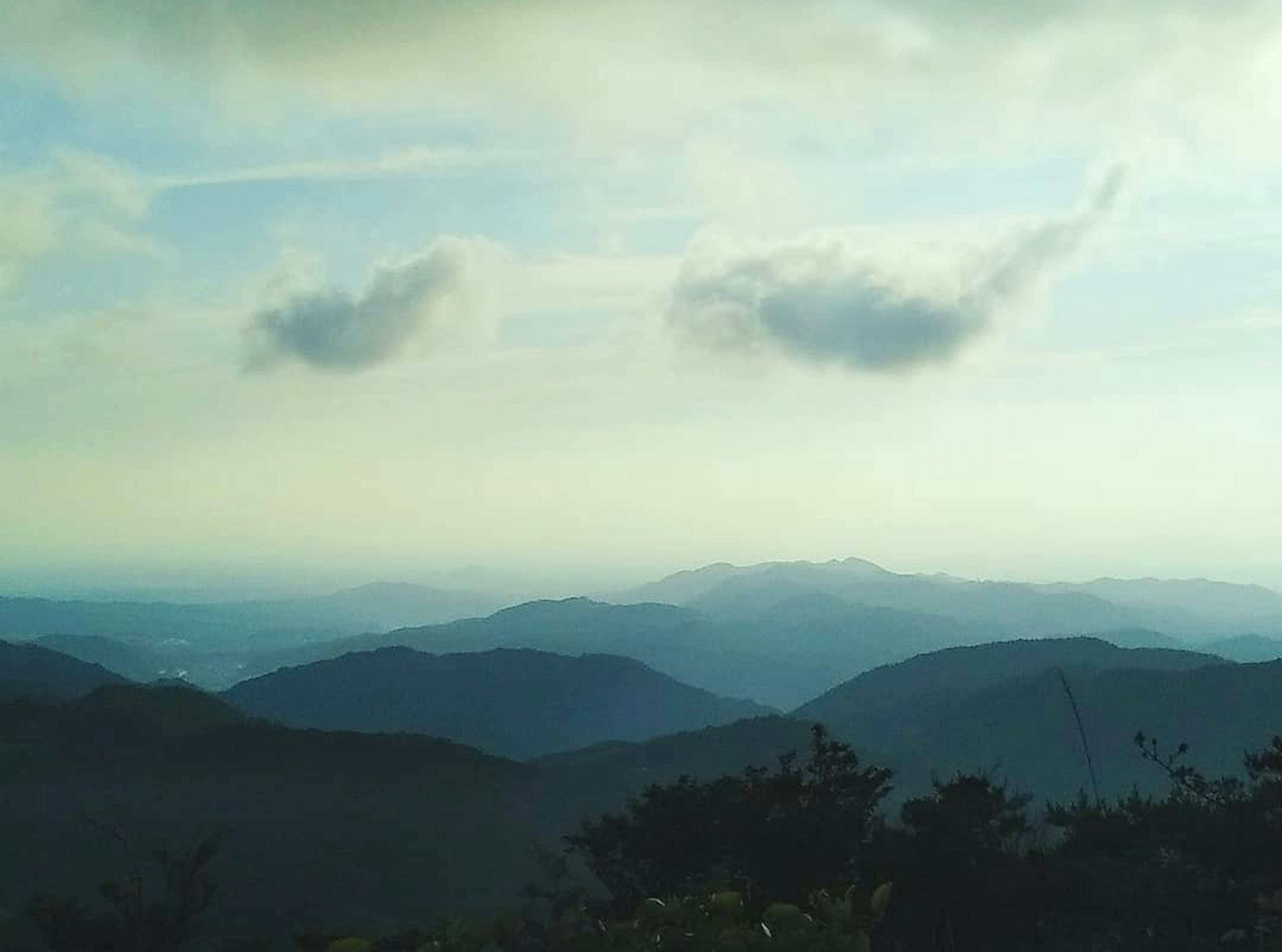 Paesaggio sereno con montagne blu e nuvole