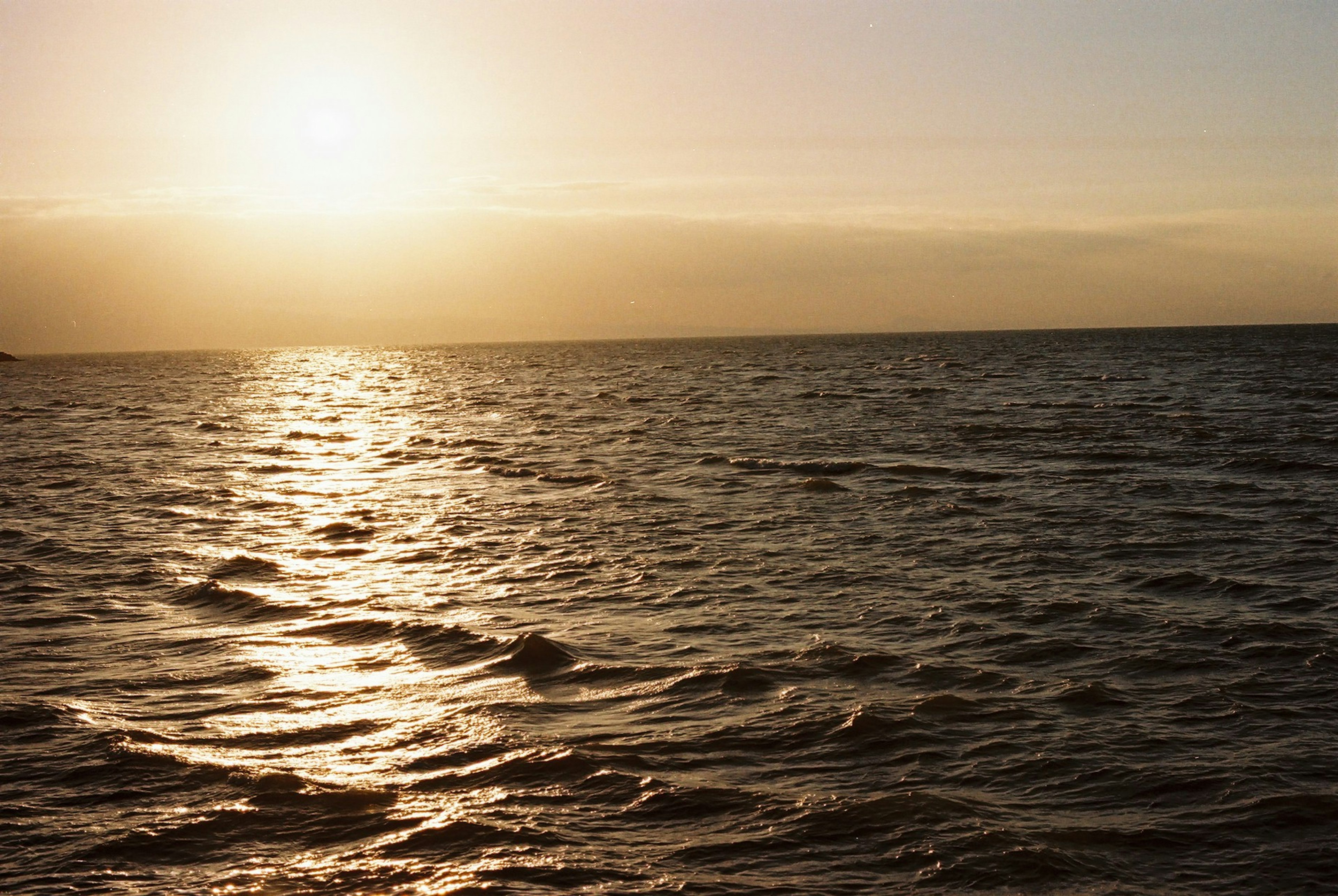 Tramonto che si riflette sulla superficie dell'oceano