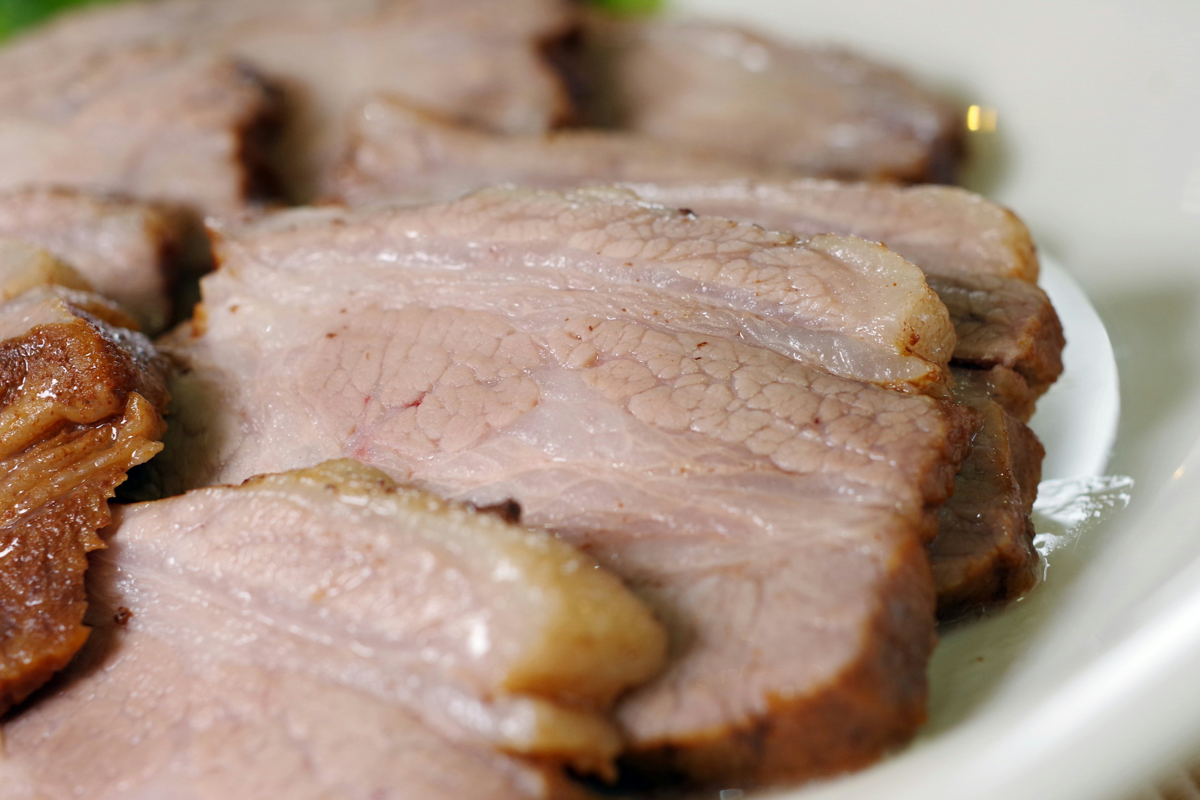 Primo piano di carne affettata su un piatto