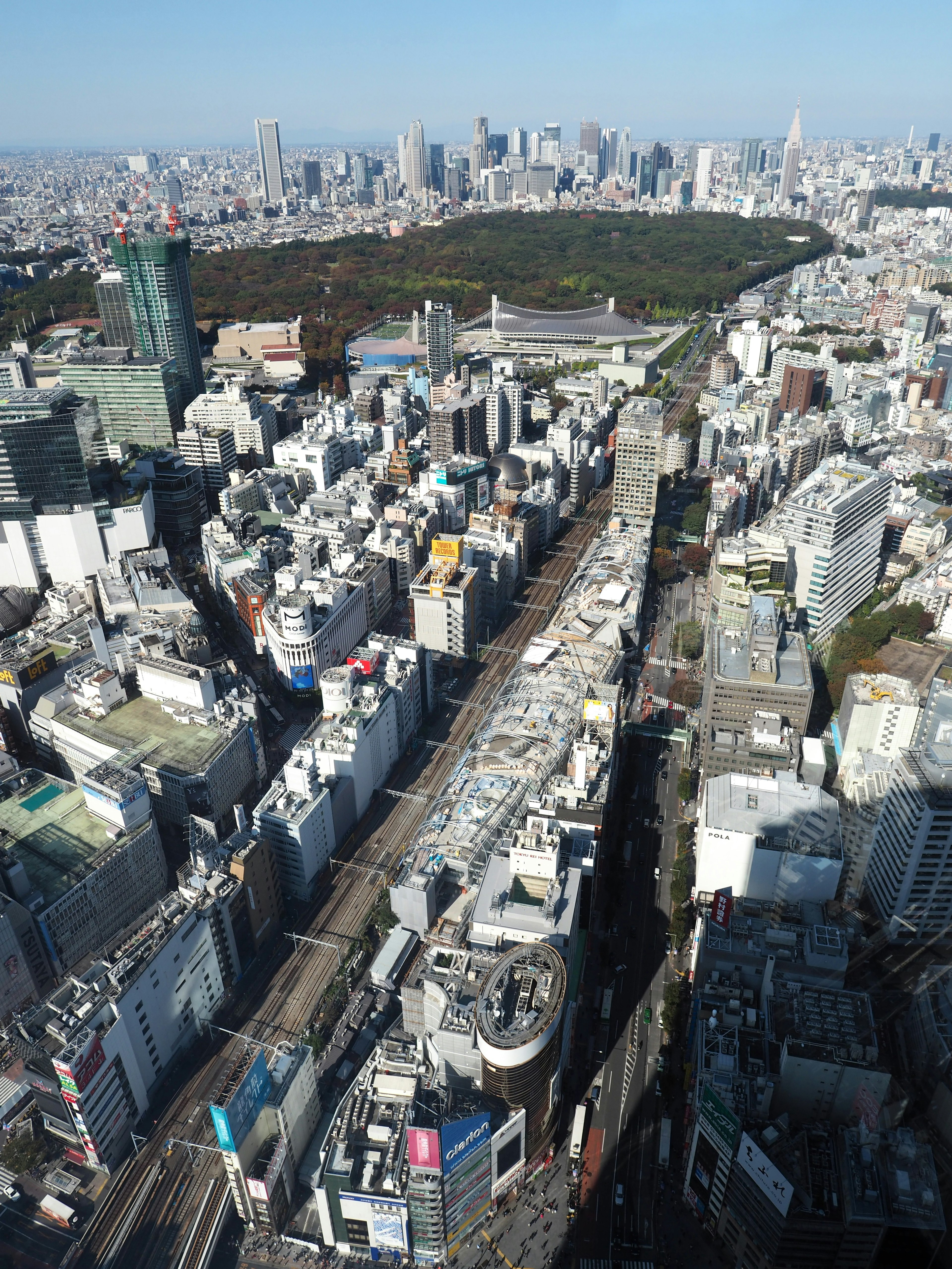 Vista aerea del paesaggio urbano di Tokyo con edifici e spazi verdi