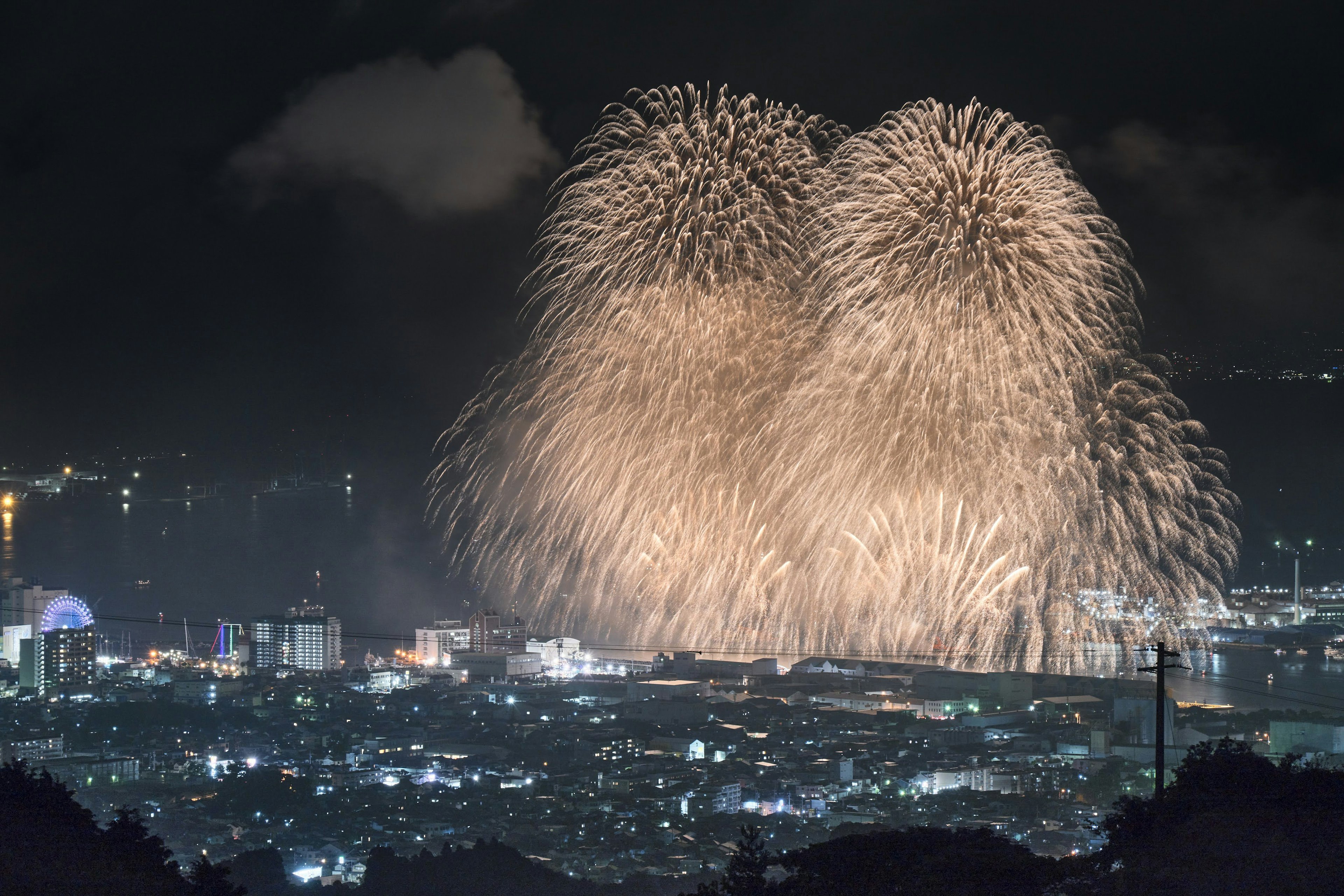 Beaux feux d'artifice illuminant le ciel nocturne au-dessus d'une ville