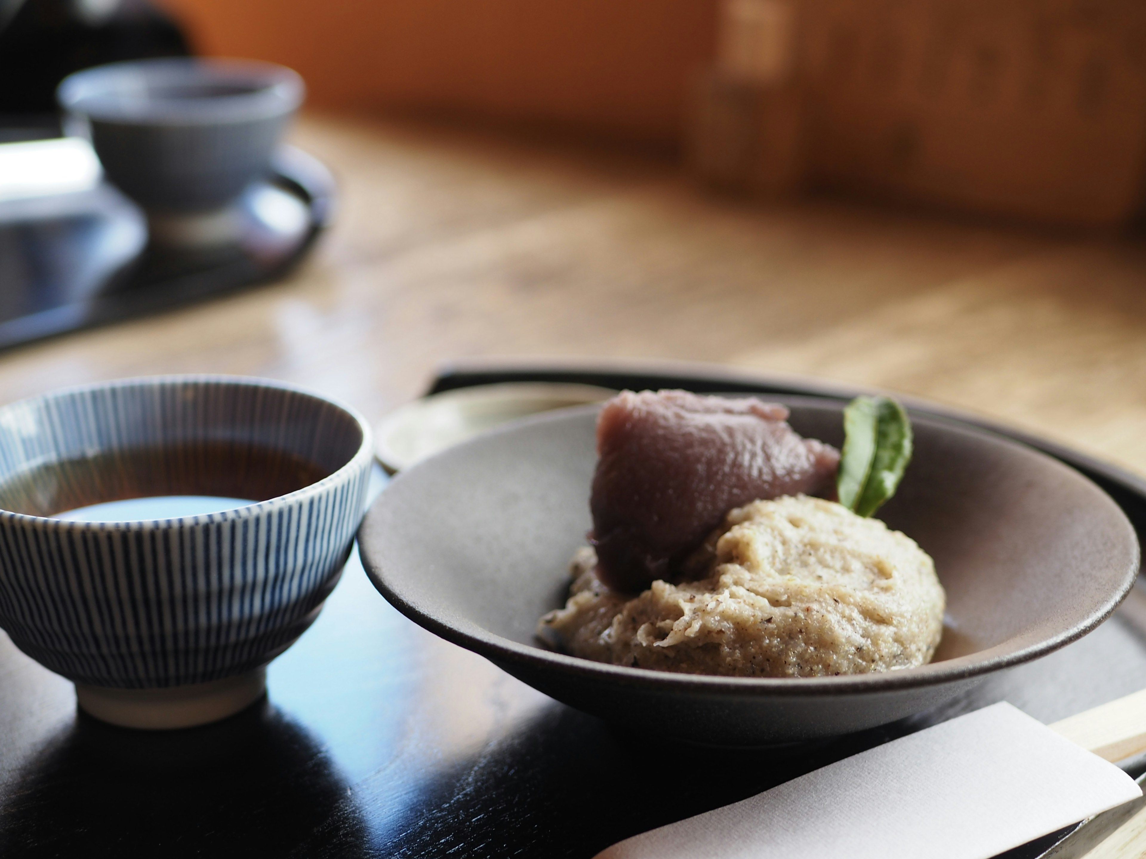 Japanische Süßigkeiten in einer traditionellen Schüssel mit Tee serviert