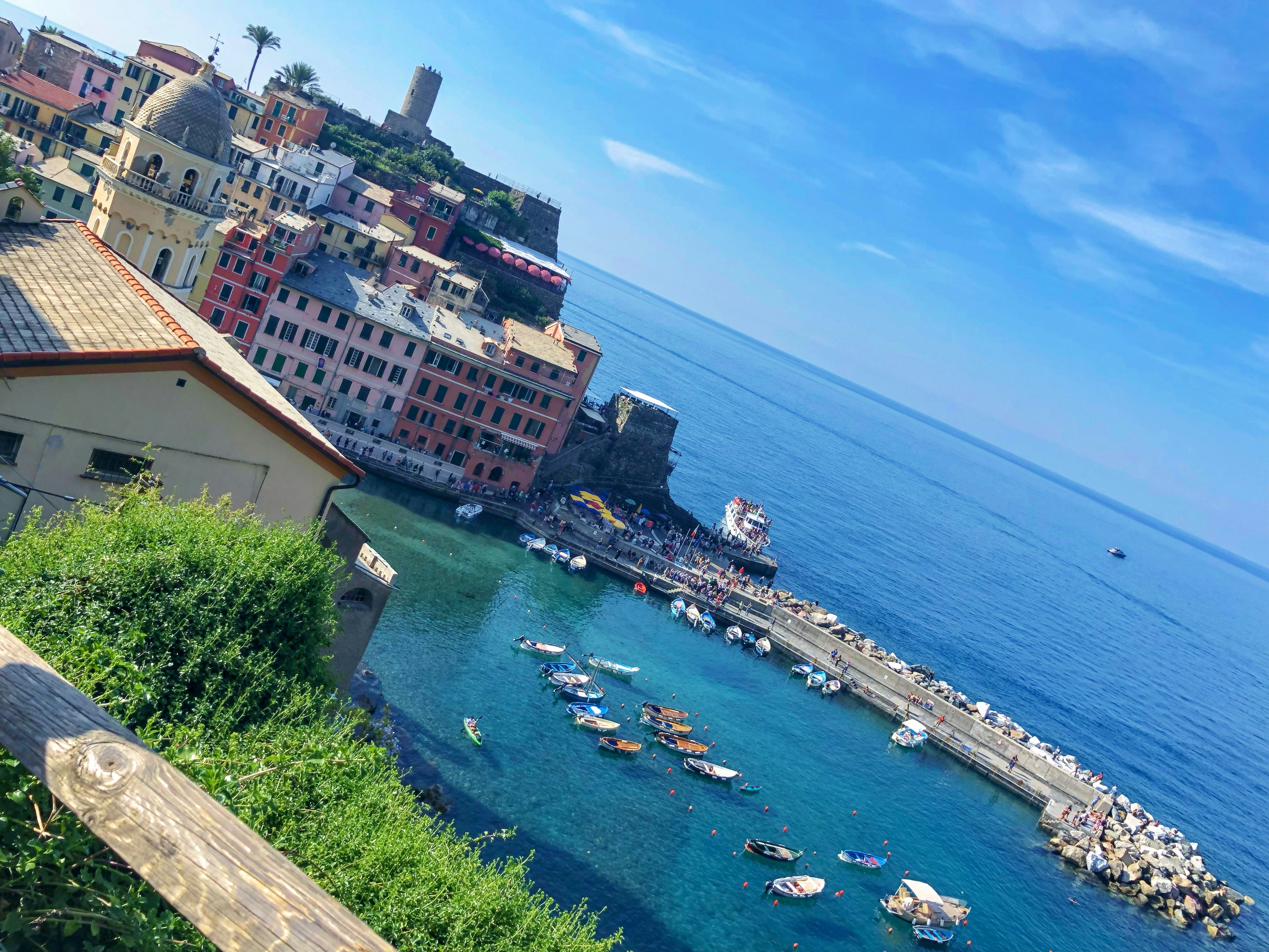 Vista costiera panoramica con edifici colorati e acque blu