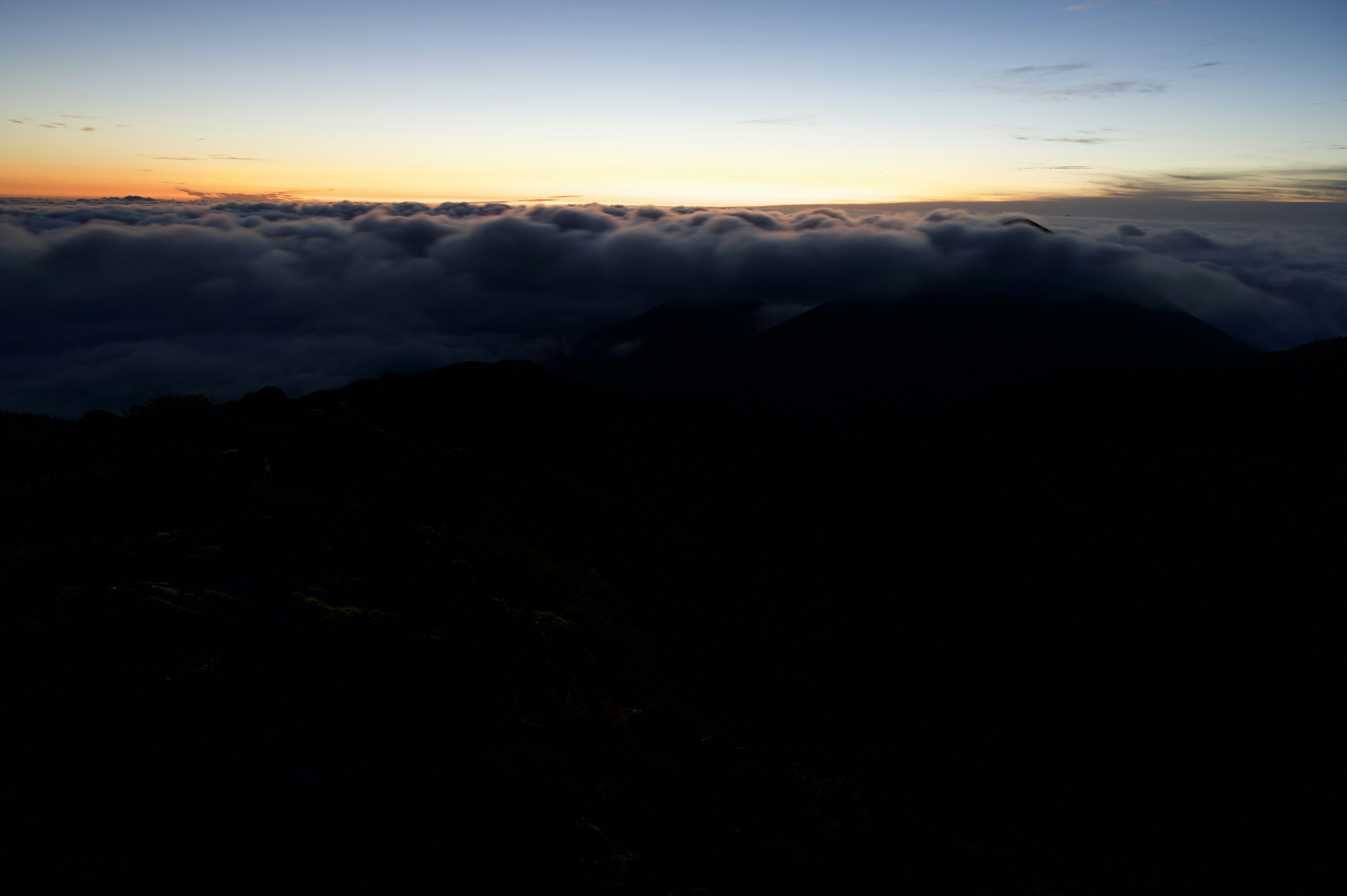 Bellissimo alba sopra un mare di nuvole