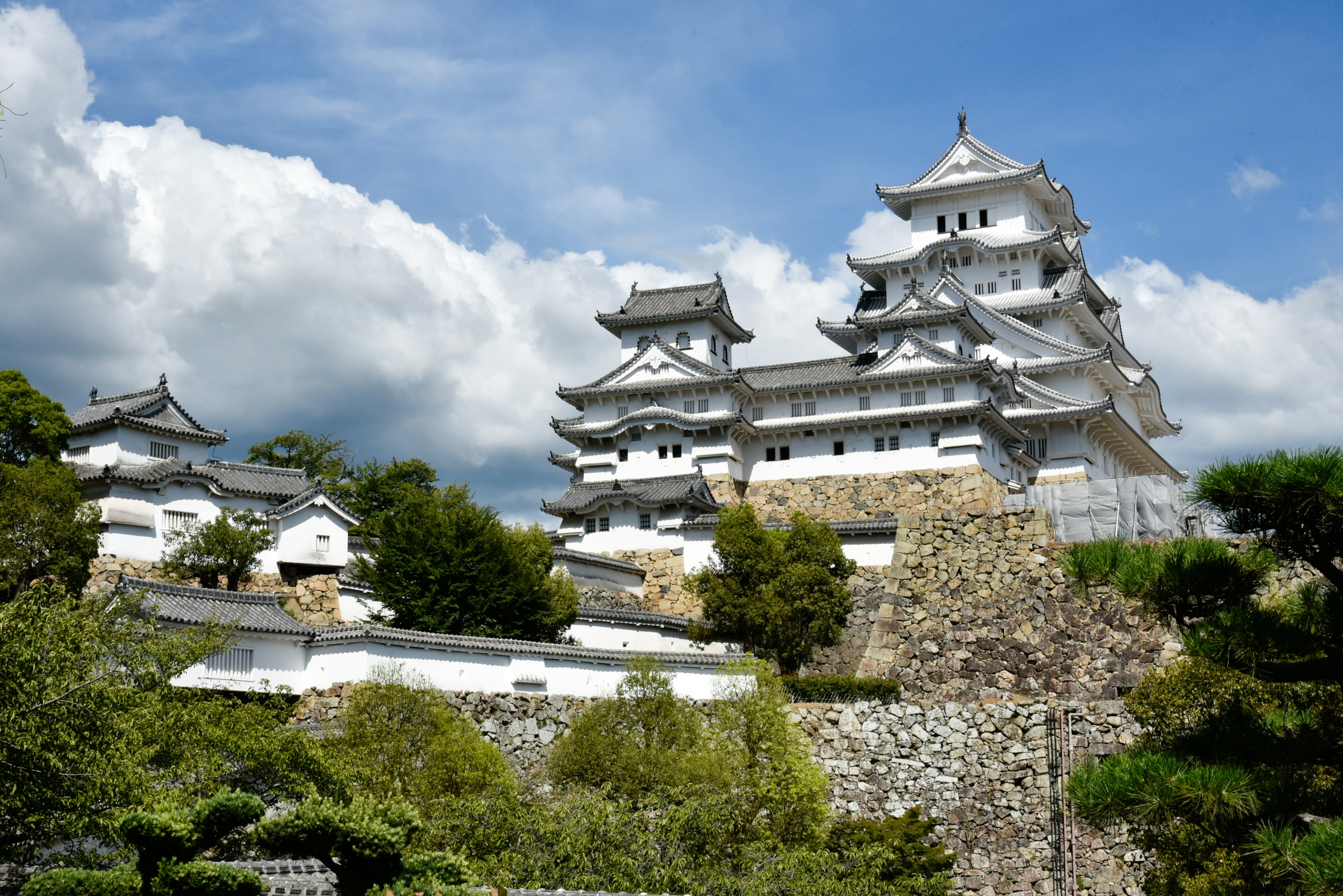 Castillo de Himeji con su hermosa arquitectura y cielo azul