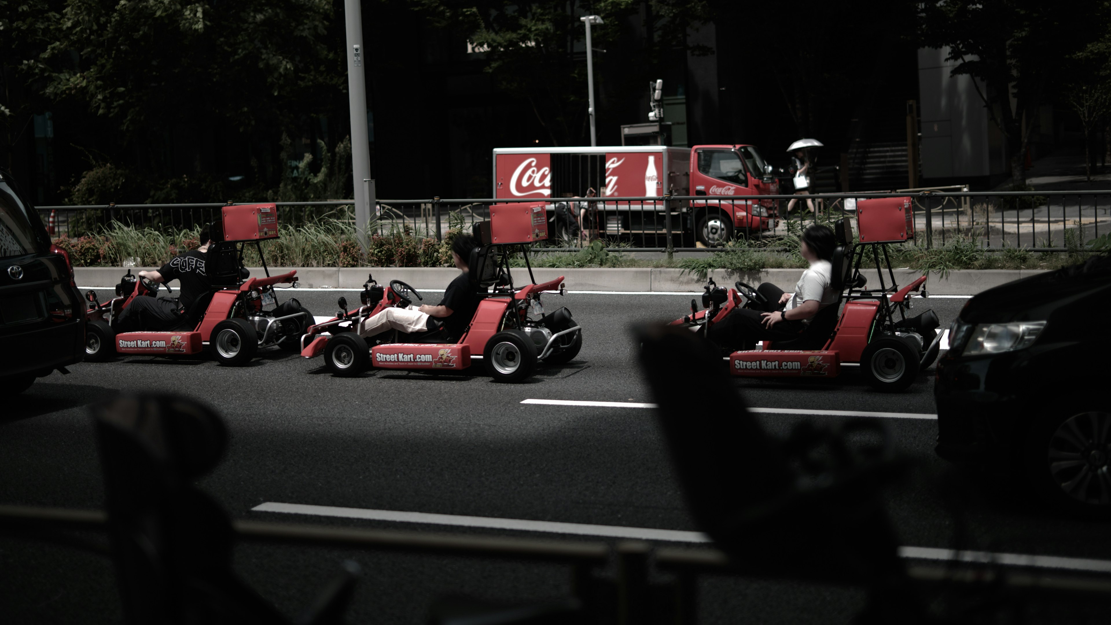 Eine Szene mit roten Go-Karts, die auf einer Stadtstraße aufgereiht sind