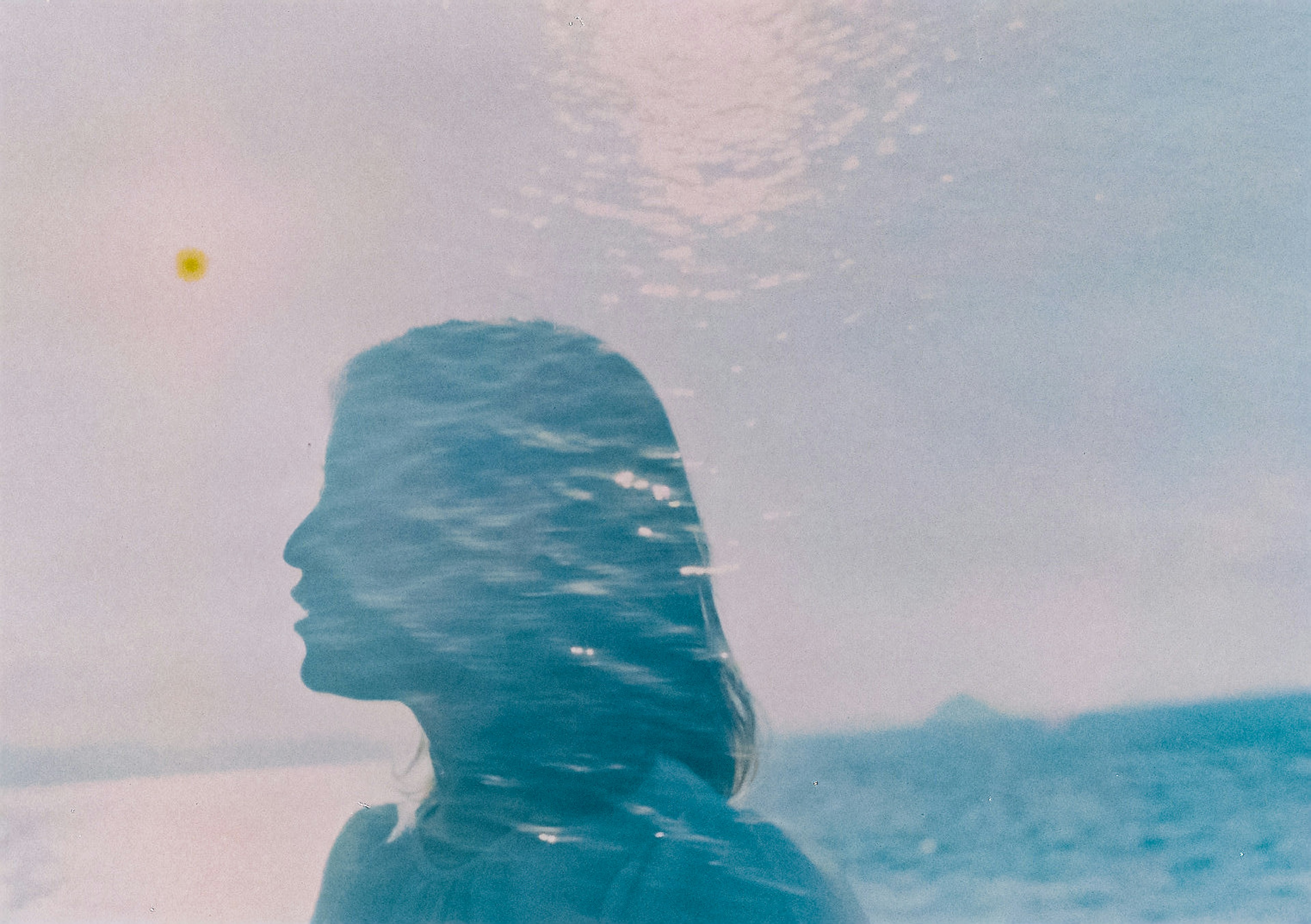 Silhouette d'une femme superposée à des vagues océaniques