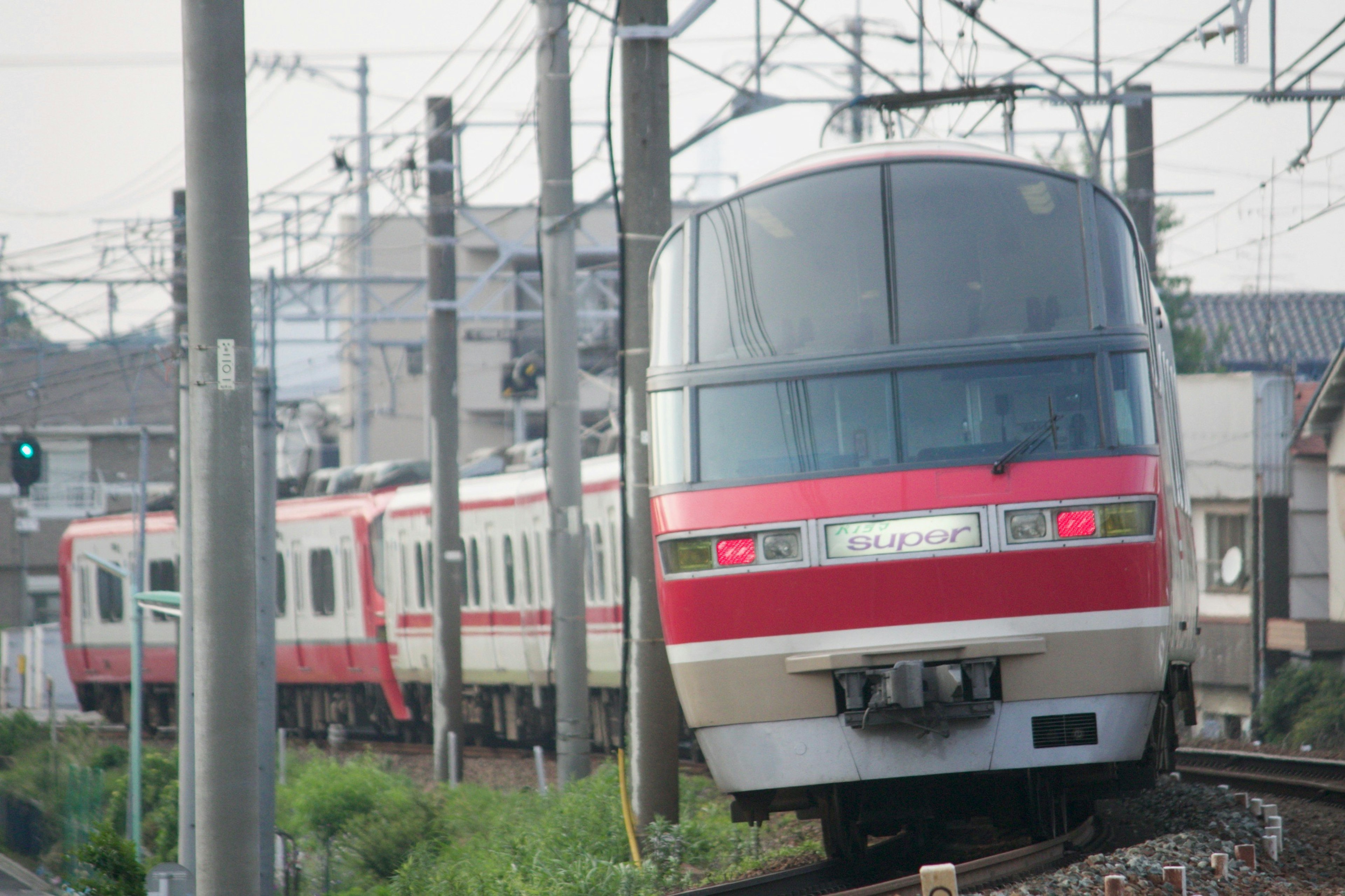 赤い電車が線路を走る風景