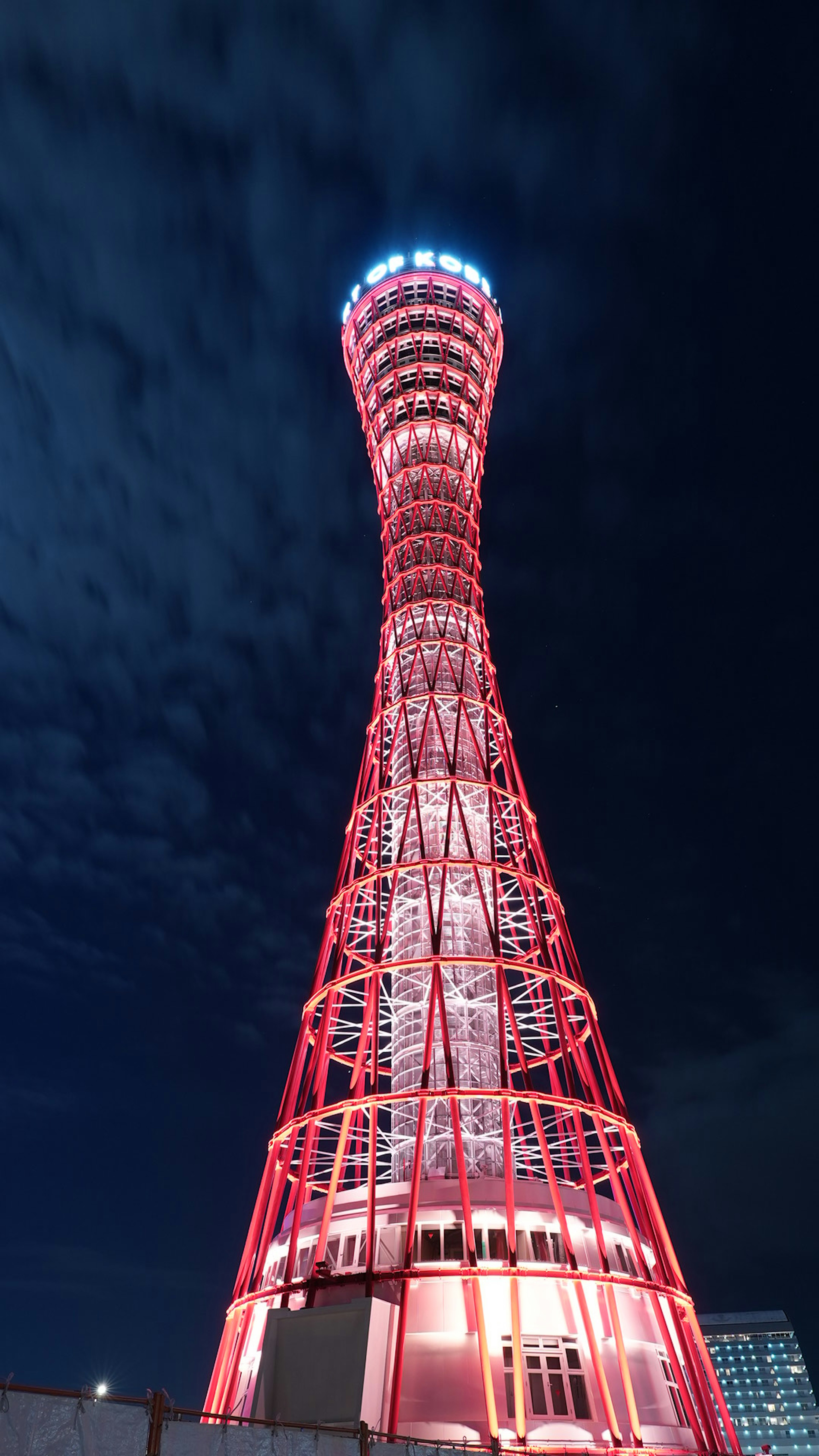 Kobe Hafen Tower bei Nacht mit Höhe und roter Beleuchtung