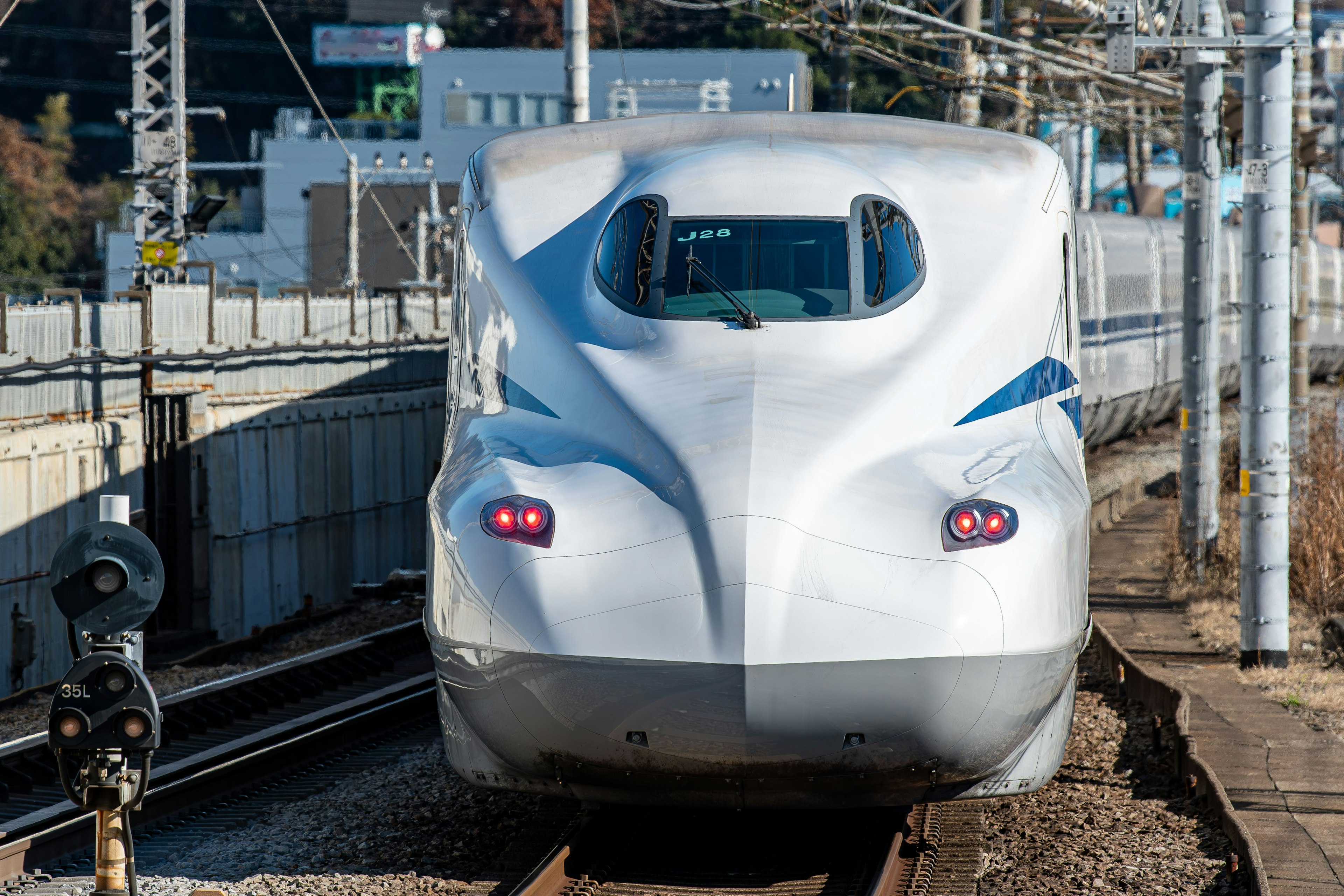 Vista frontal de un tren Shinkansen en la estación