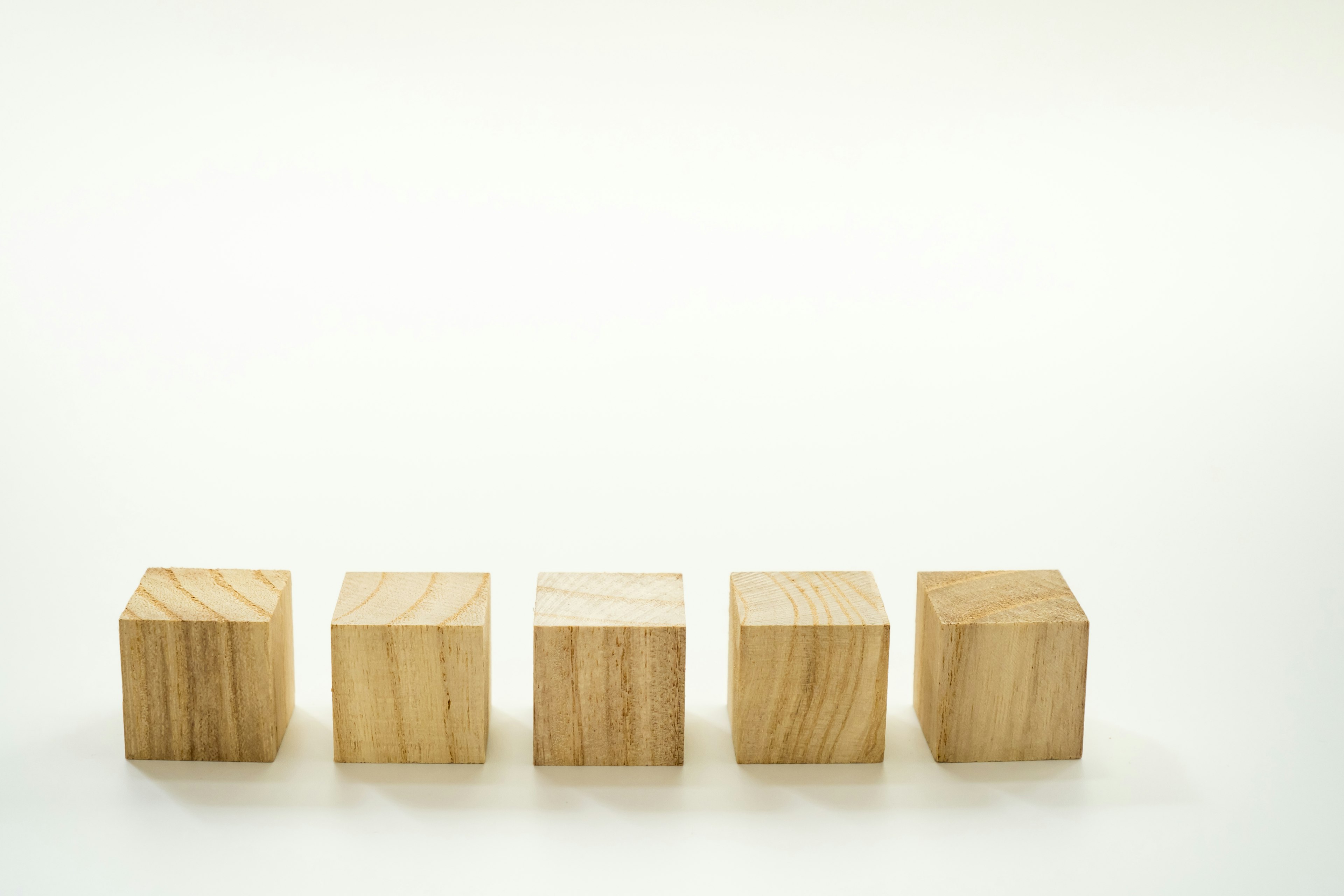 Une image simple de cubes en bois alignés