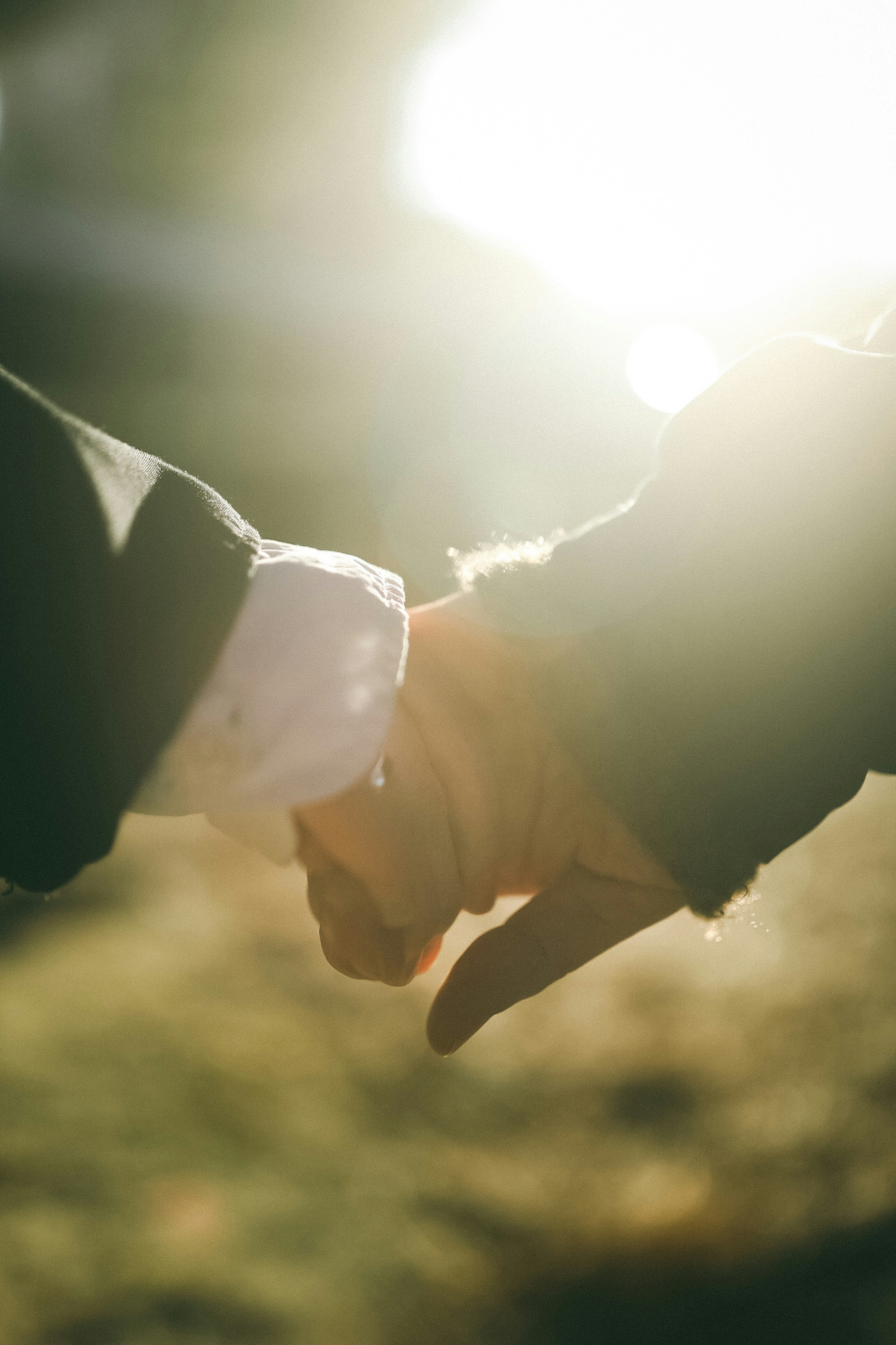 Un couple se tenant par la main au soleil