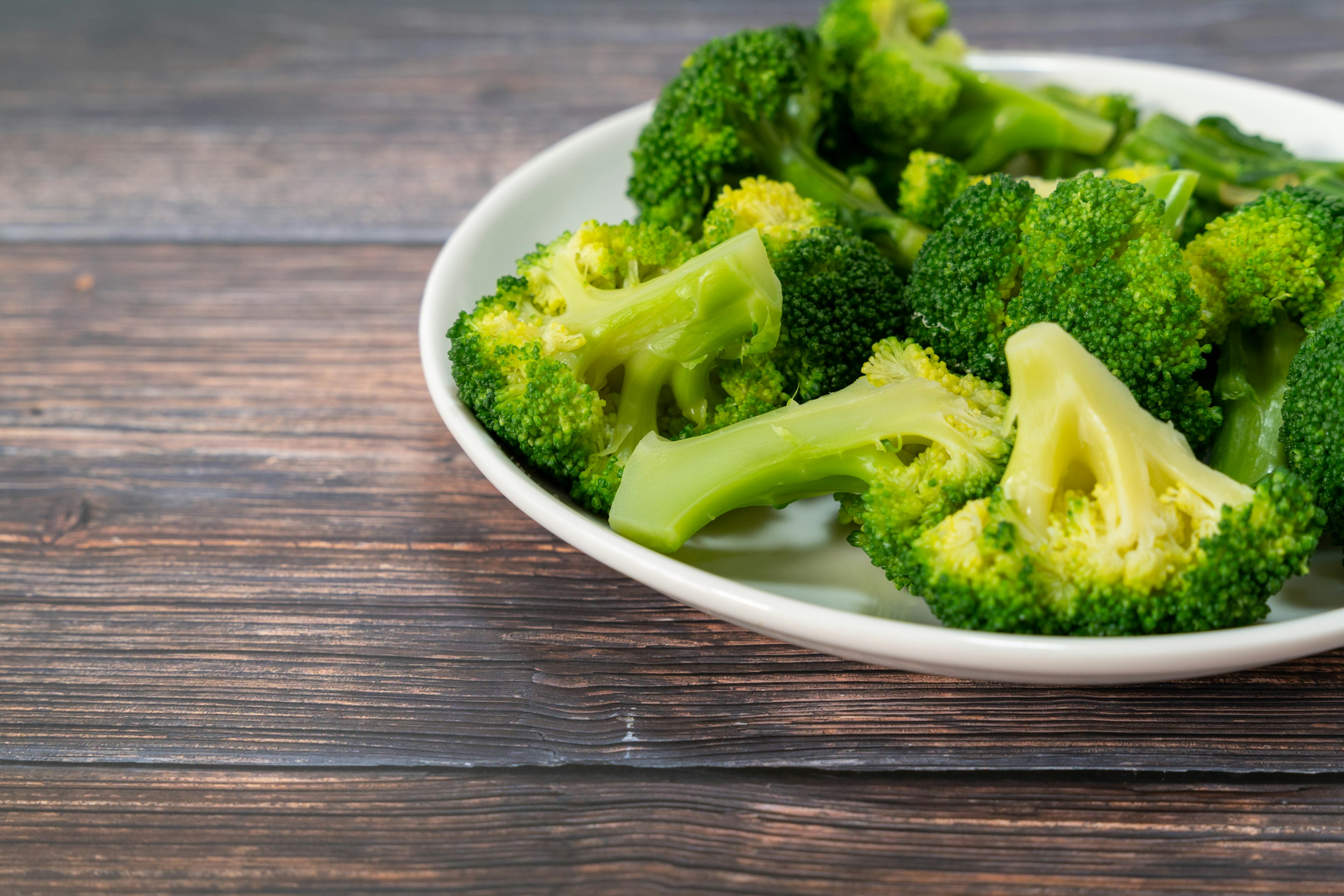 Primo piano di broccoli freschi su un piatto bianco