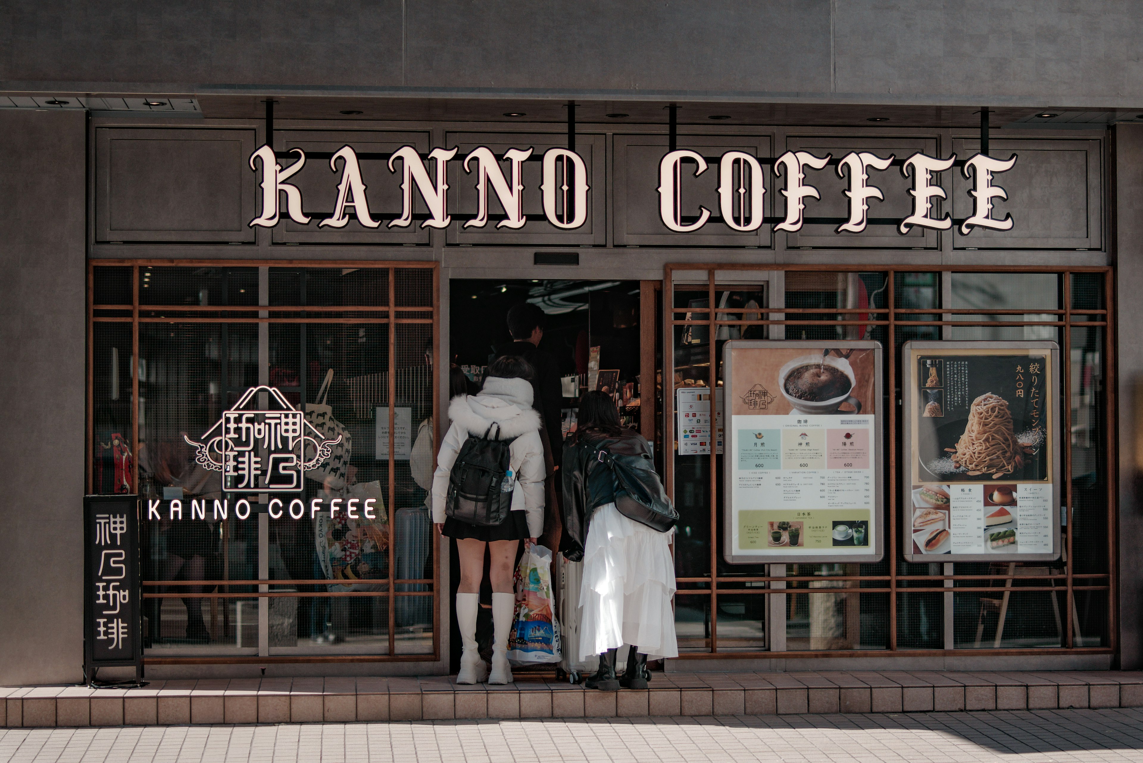 カンノコーヒーの店舗前に立っている二人の女性