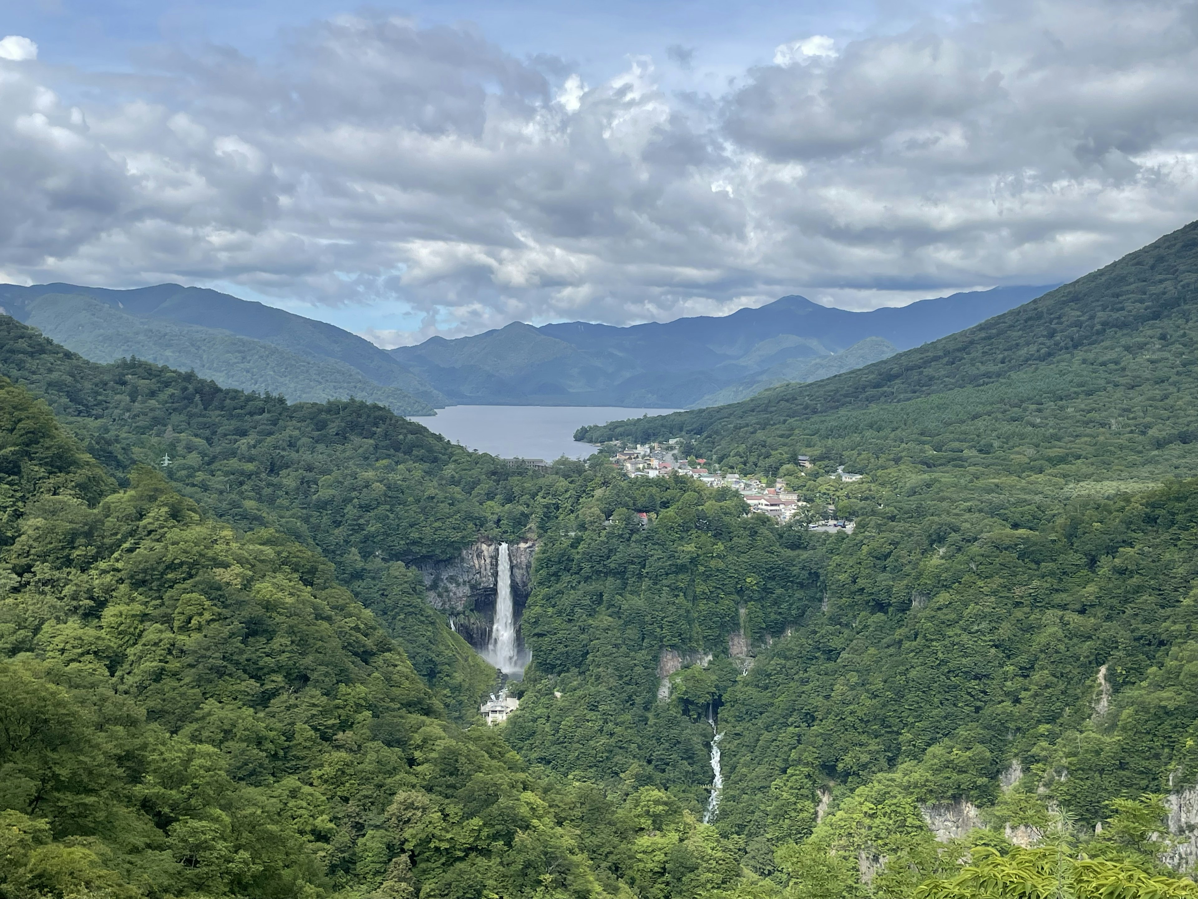 緑豊かな山々と滝が見える風景 湖と青空が広がる