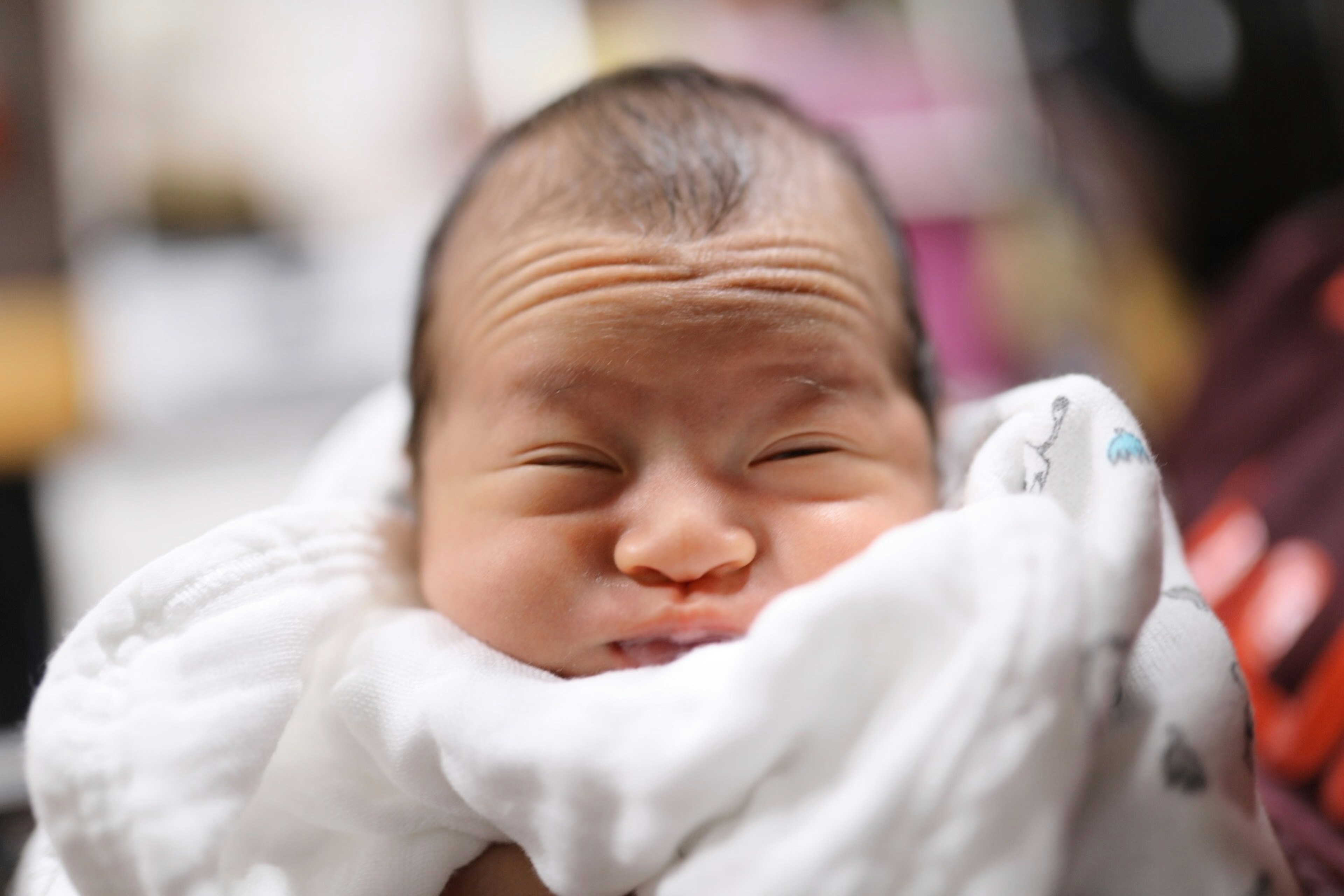 Un bambino avvolto in una coperta con una faccia buffa