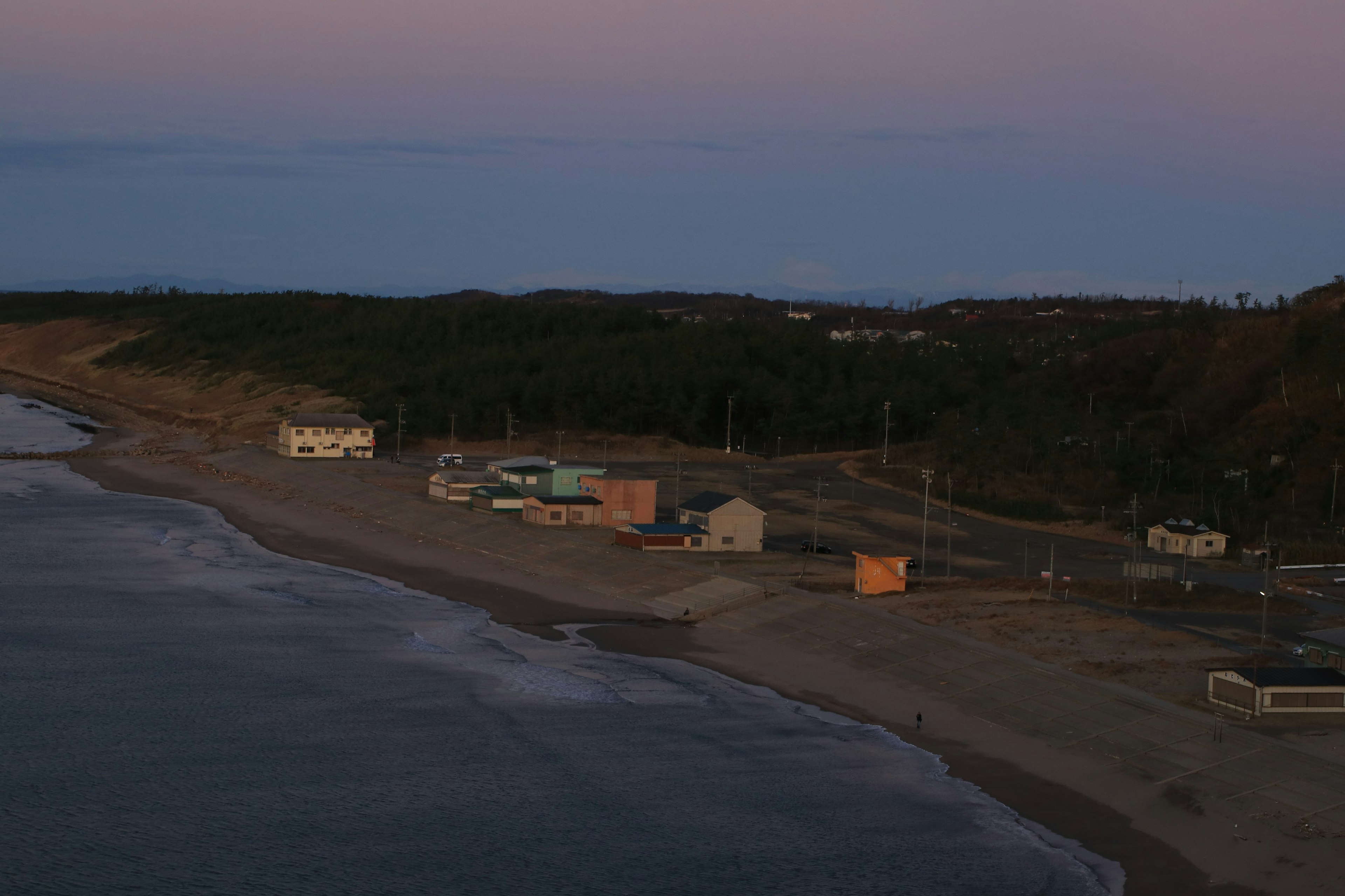 Village côtier avec de petites maisons au crépuscule