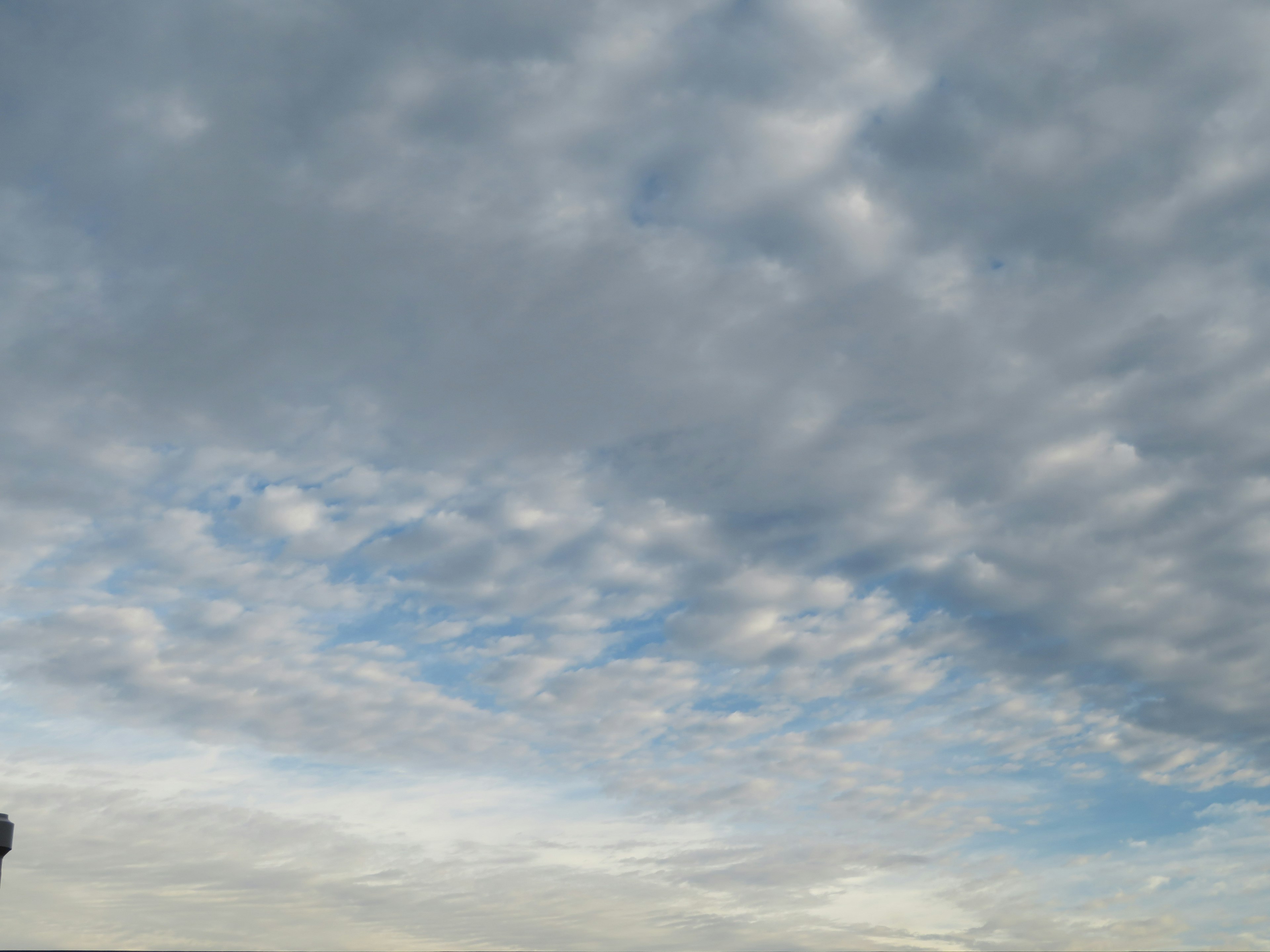 Cielo lleno de nubes y toques de azul