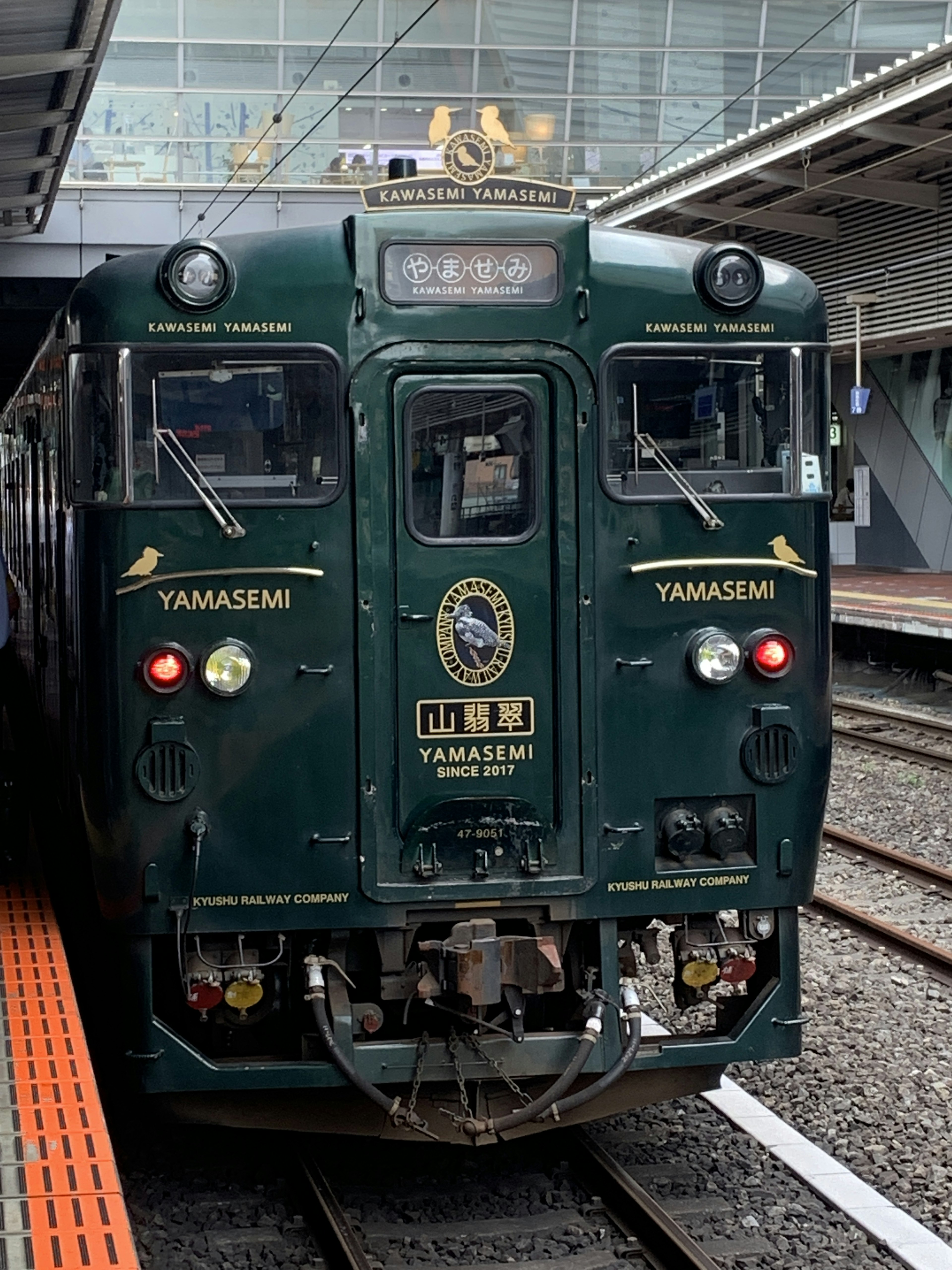 Kereta Yamabiko hijau di stasiun