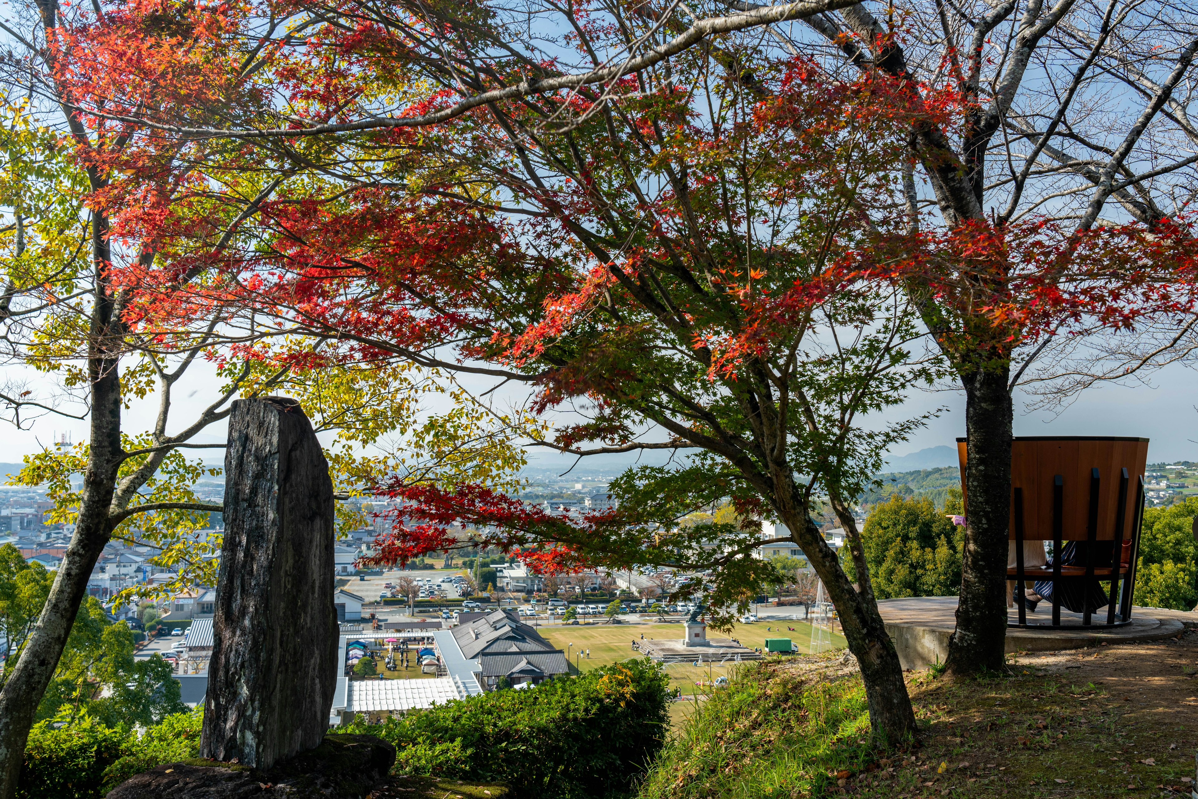 紅葉した木々と石碑がある風景