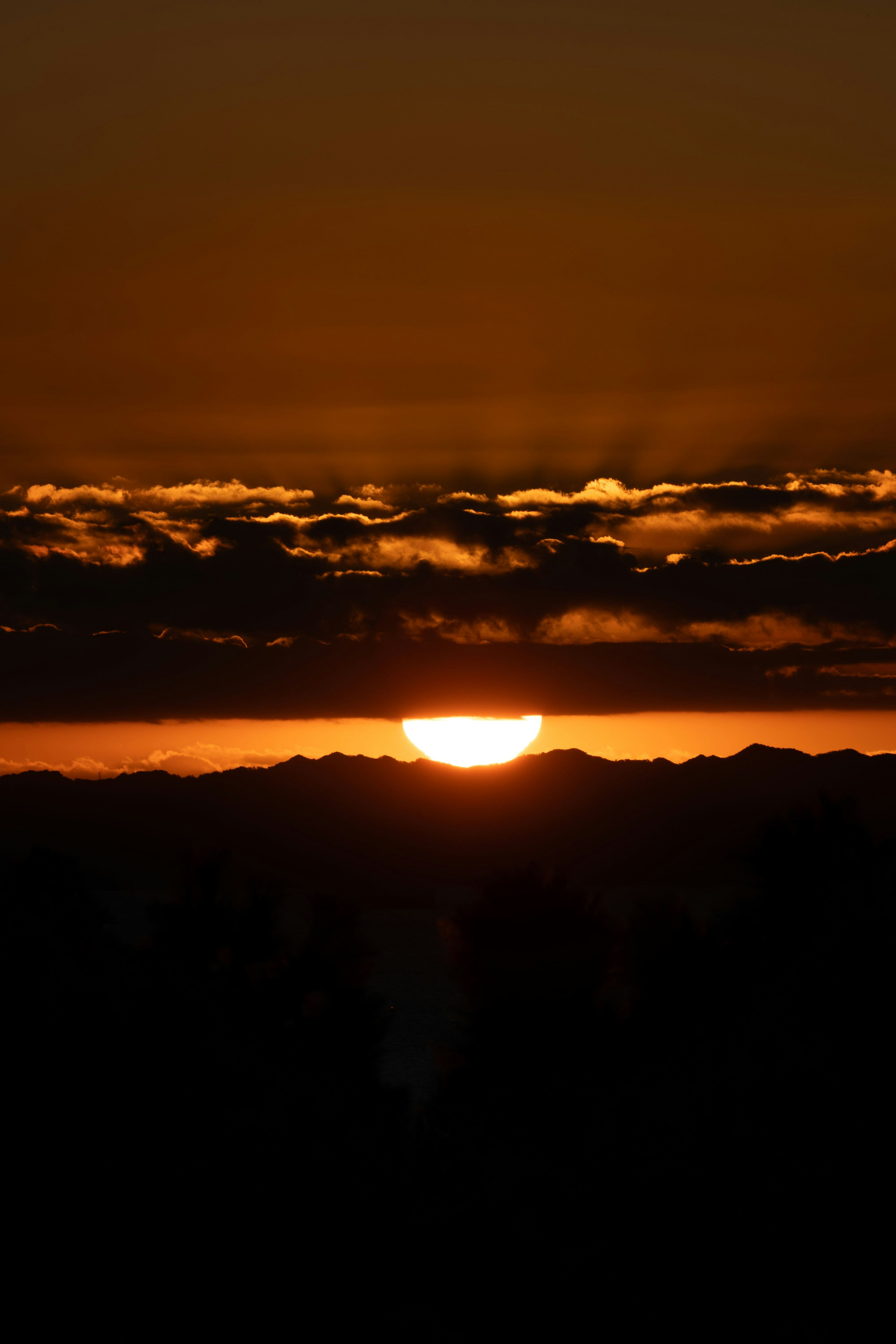 夕日が山の間から昇る美しい風景