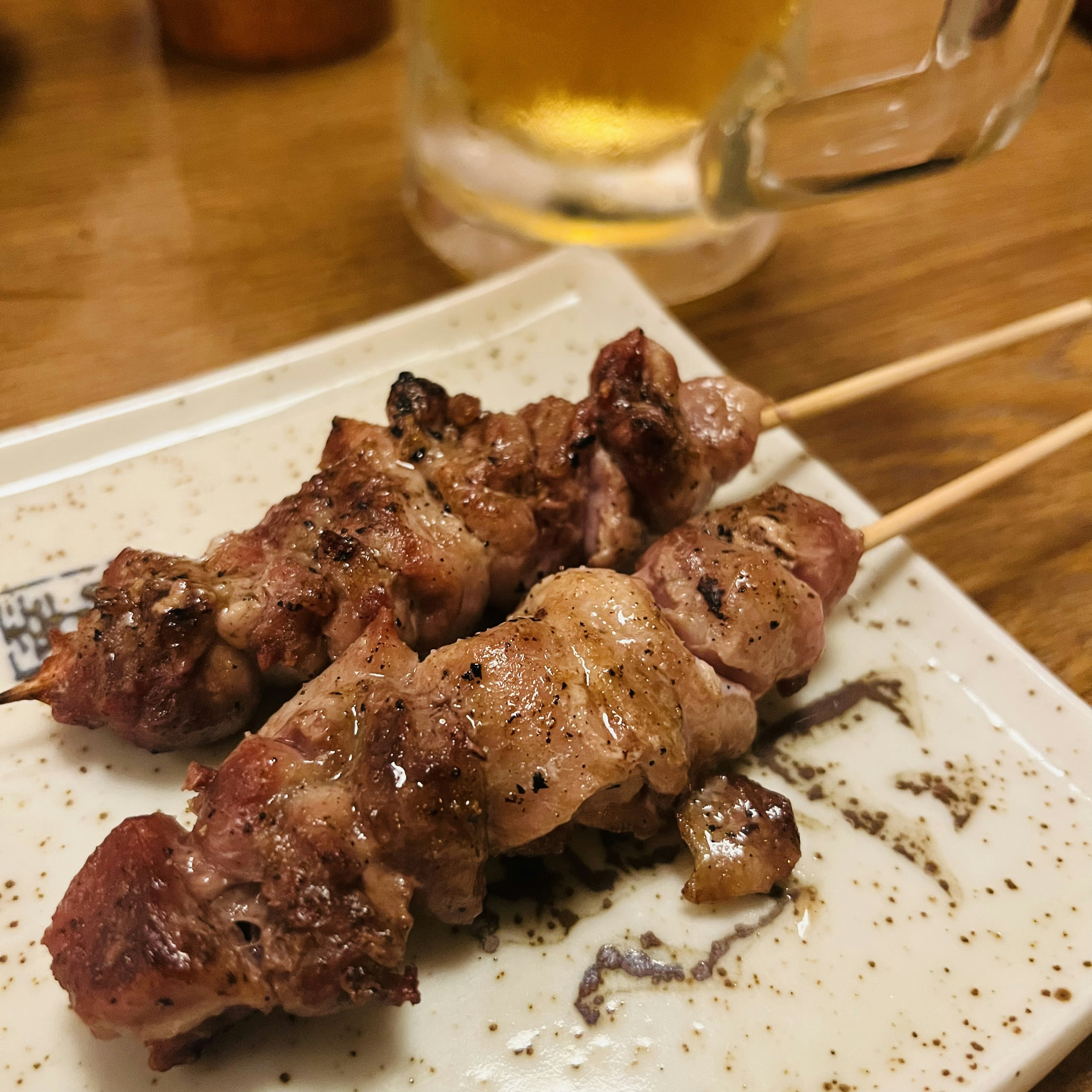 焼き鳥の串が皿に盛られている