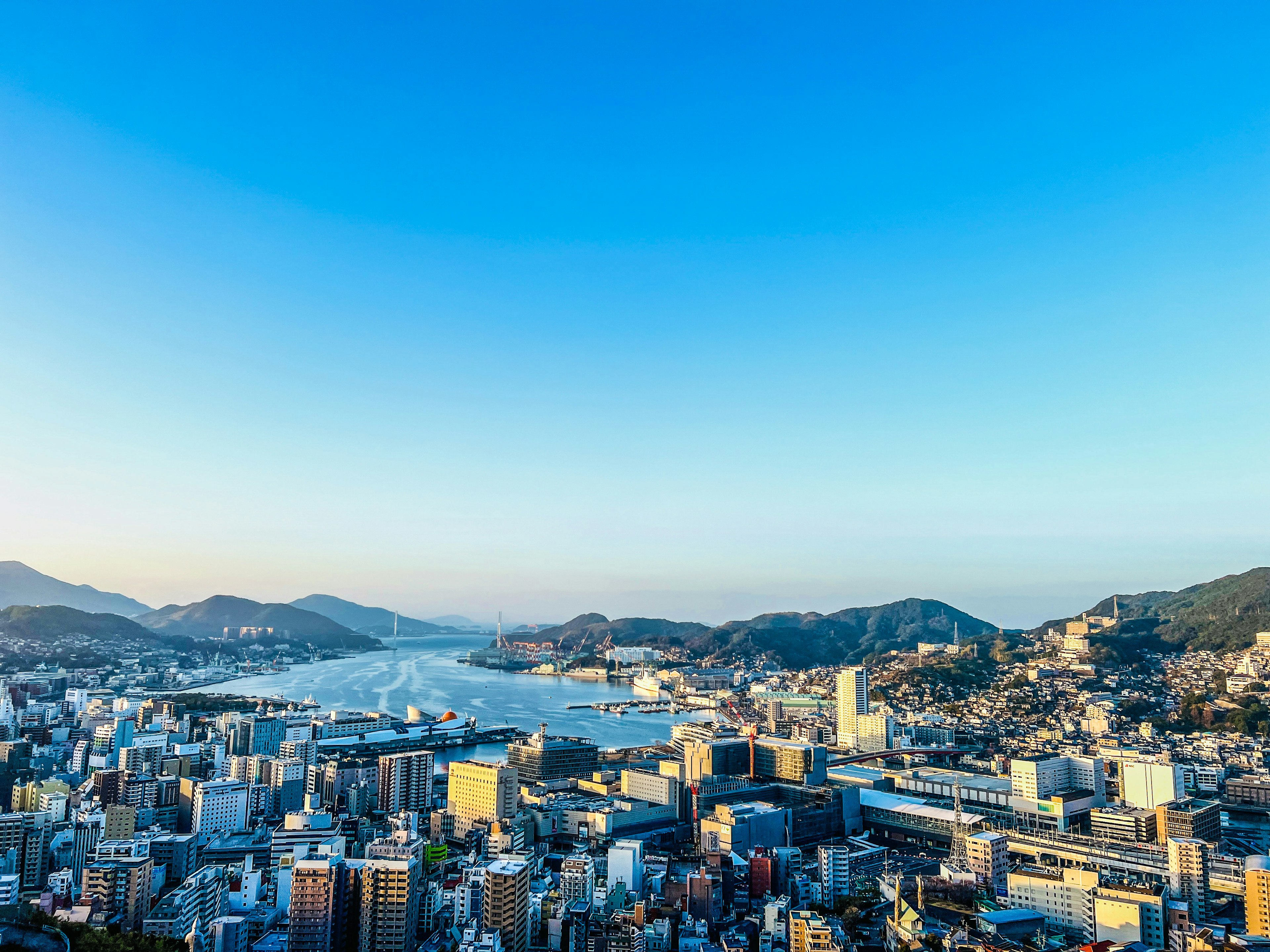 Pemandangan panorama kota Nagasaki di bawah langit biru yang indah