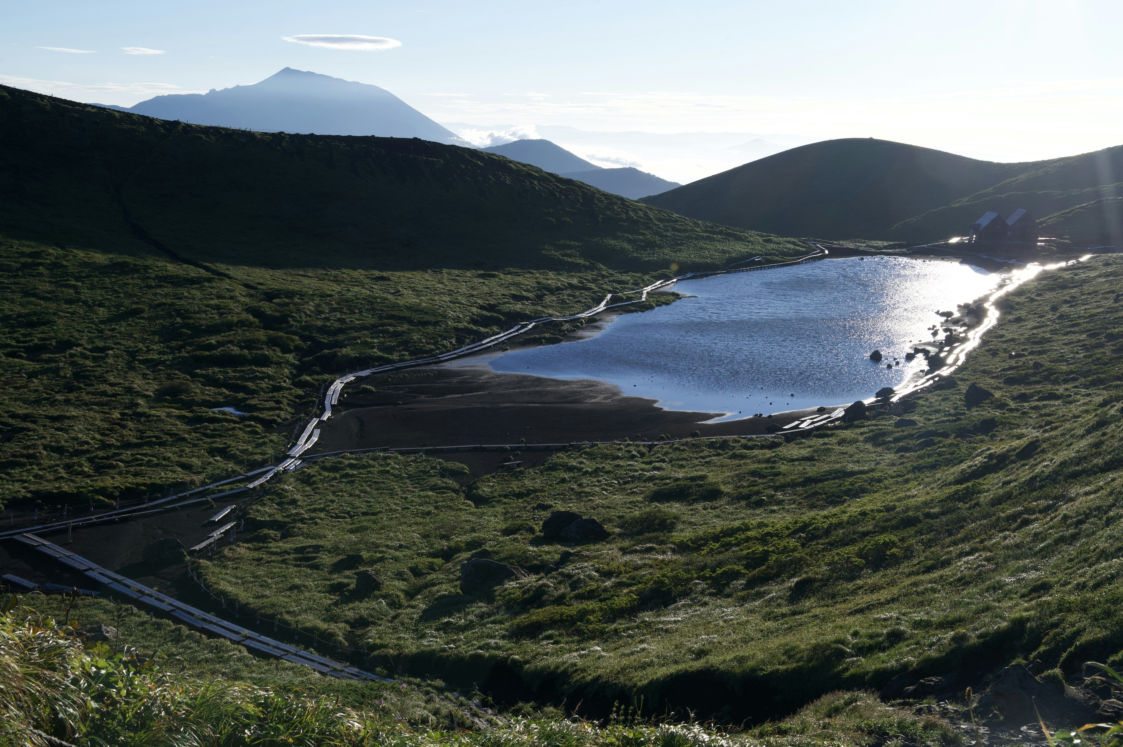 Vue pittoresque d'un lac tranquille entouré de collines vertes