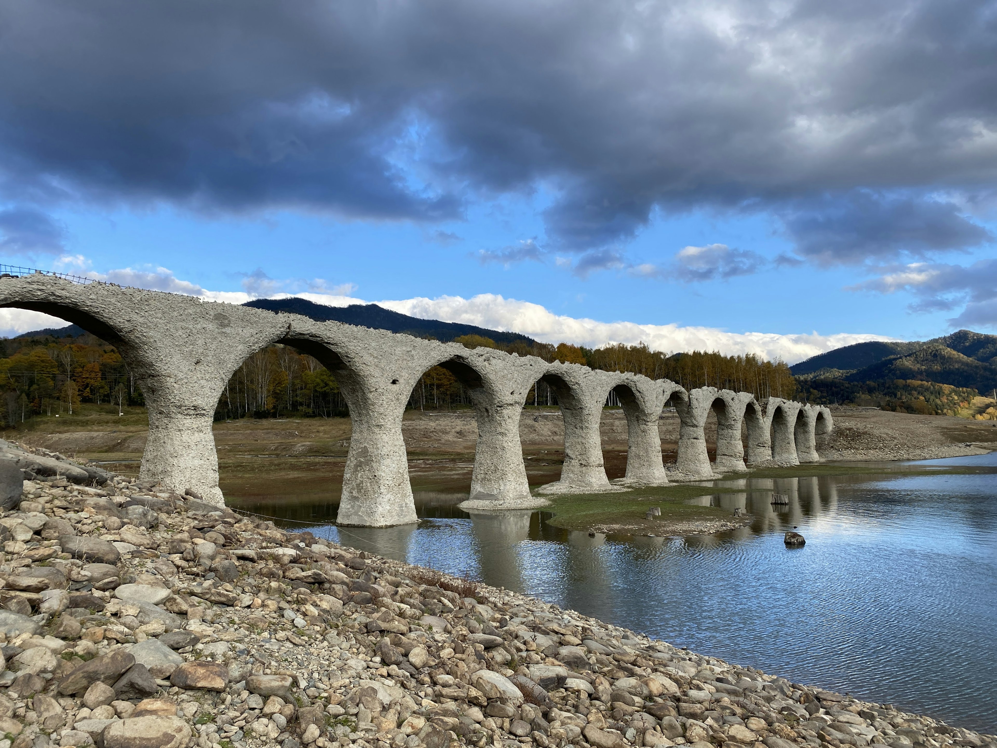 Un bel ponte ad arco che si riflette nell'acqua