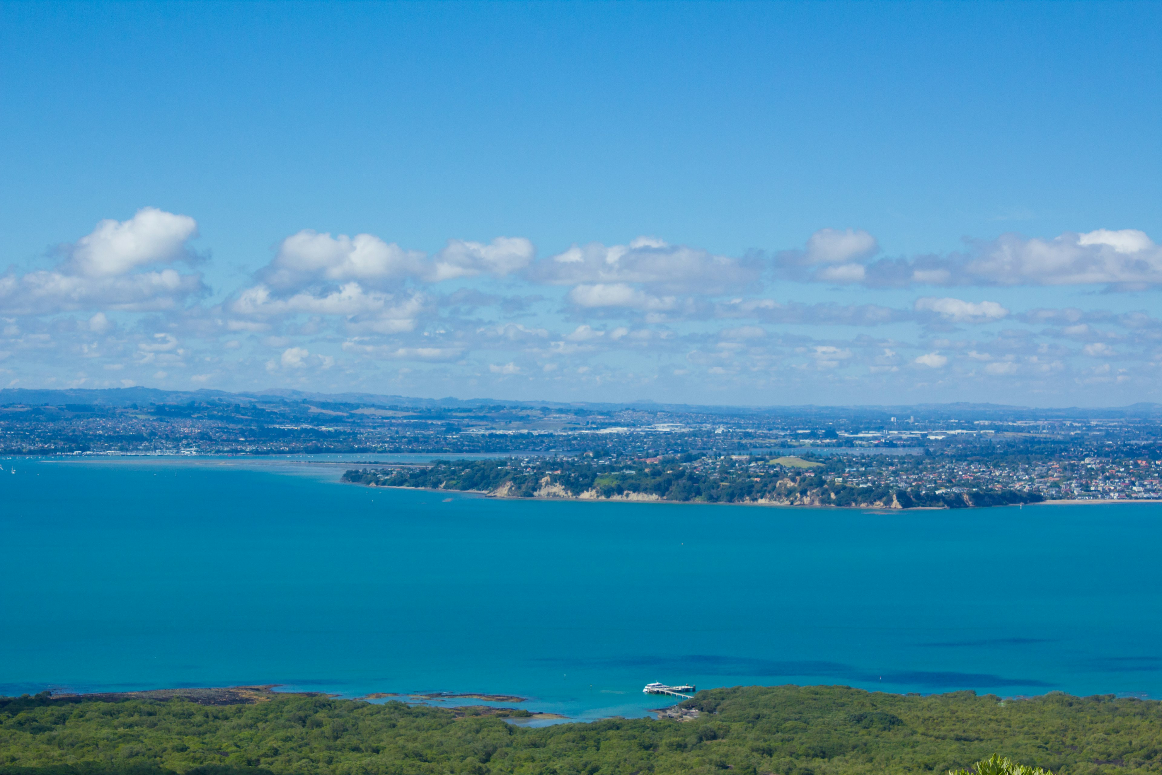 Hermoso paisaje de mar y cielo azules vista costera con hierba verde