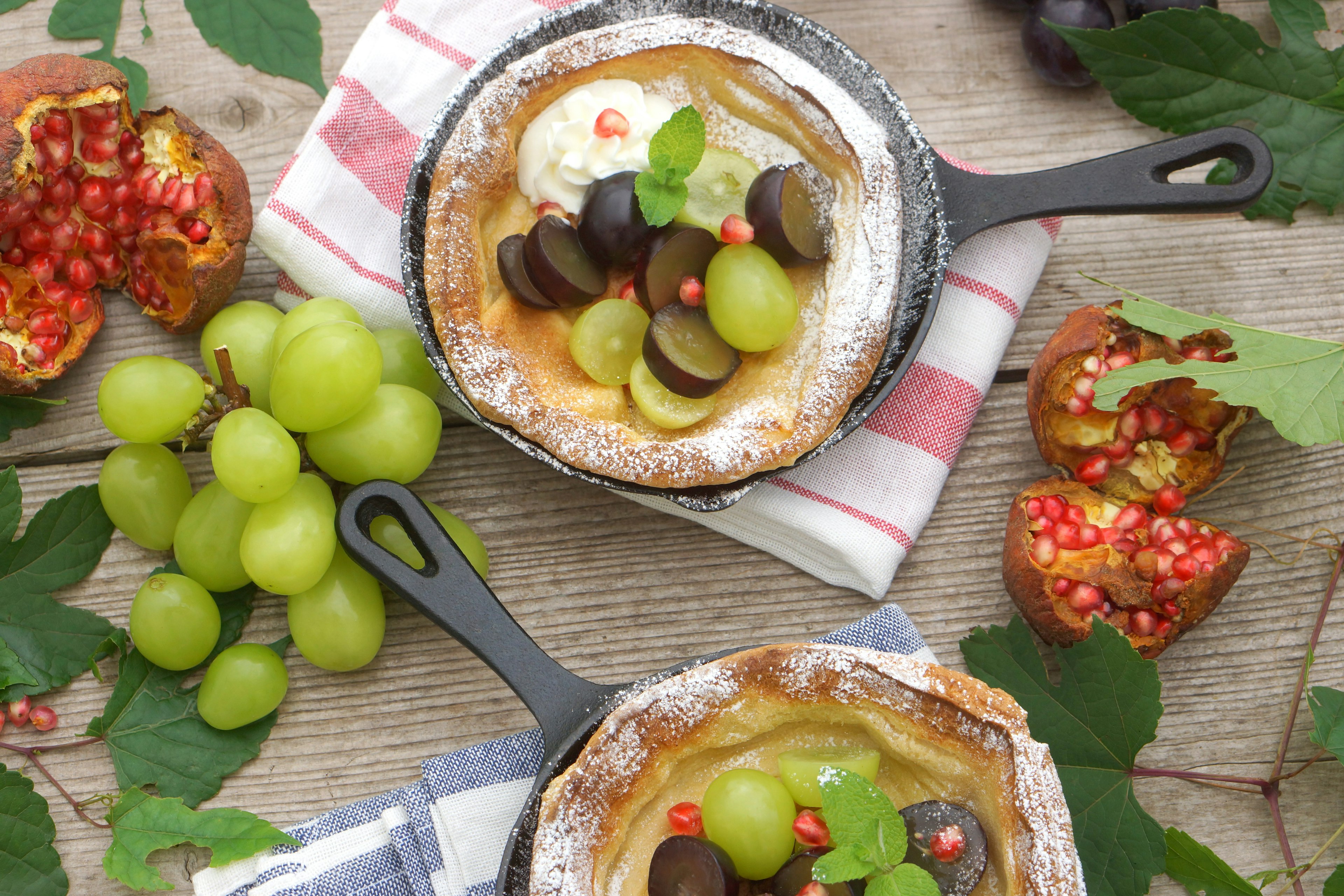 Gebackenes Dessert mit Trauben und Sahne