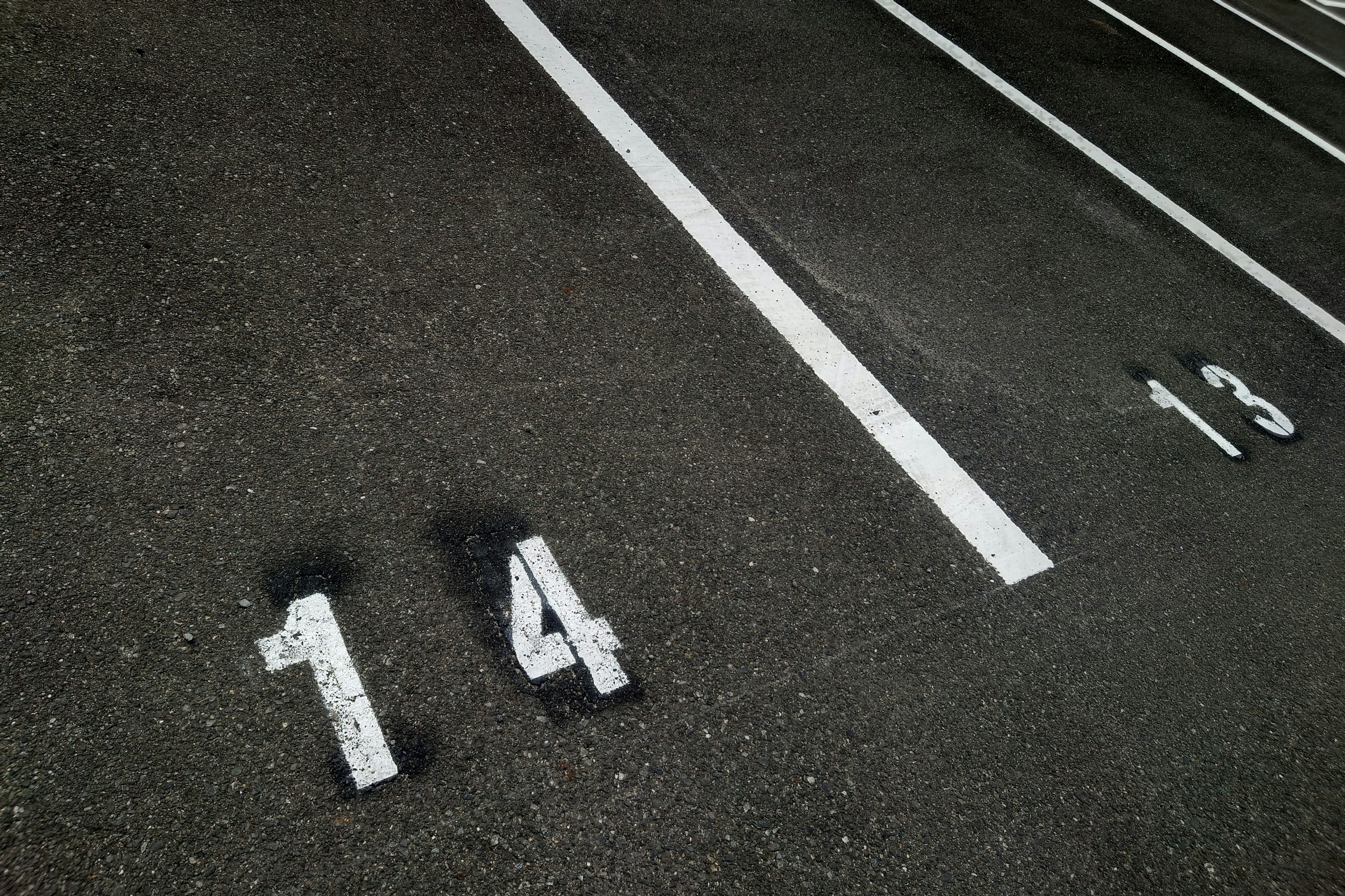 Numeri di parcheggio 14 e 13 con linee bianche