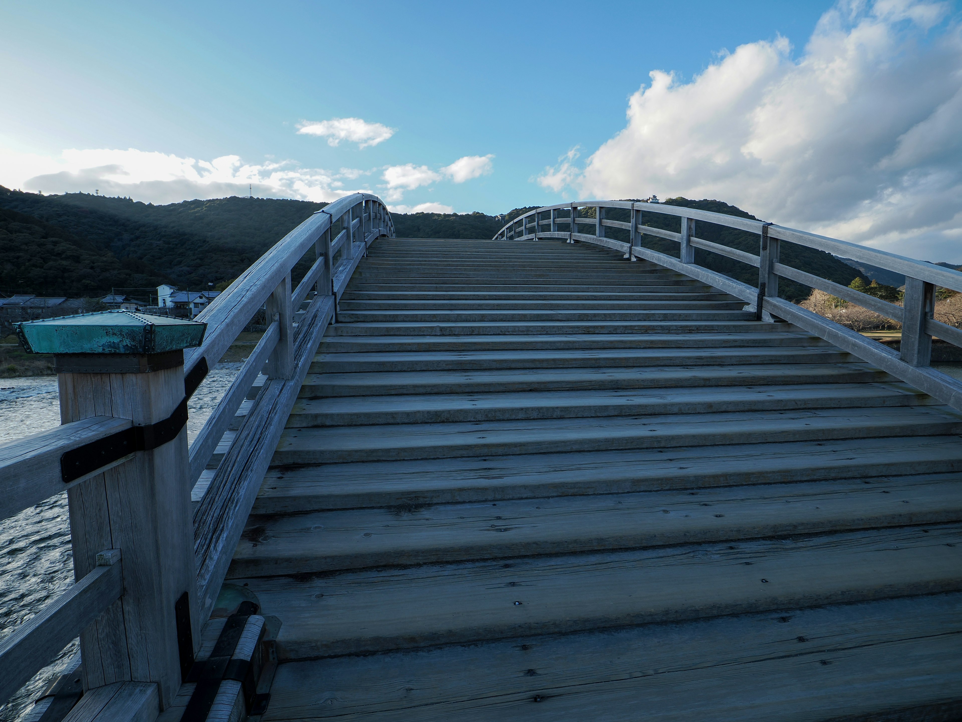 木製の橋が青い空に向かって上がっている景色