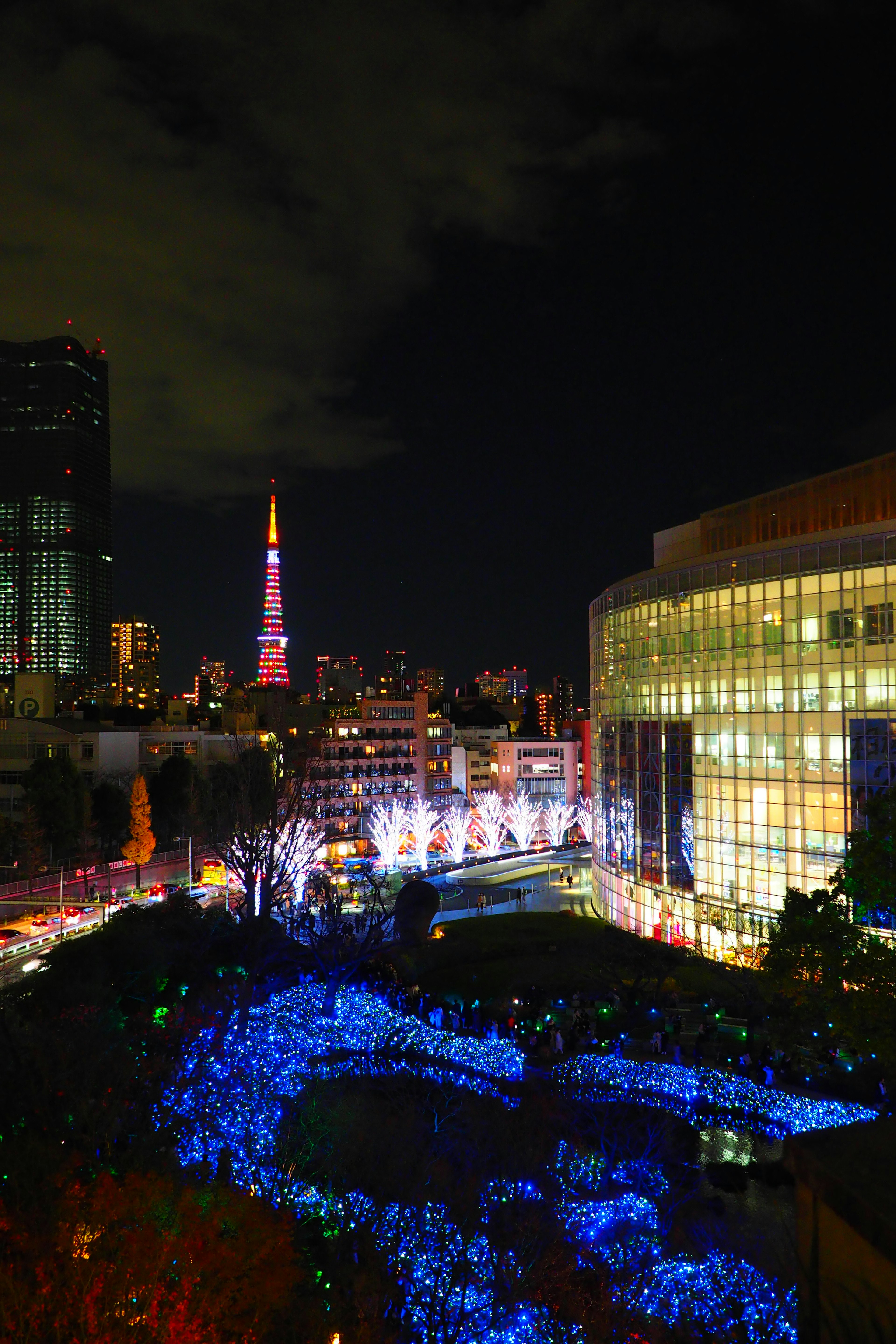 Paisaje urbano con la Torre de Tokio y decoración nocturna iluminada