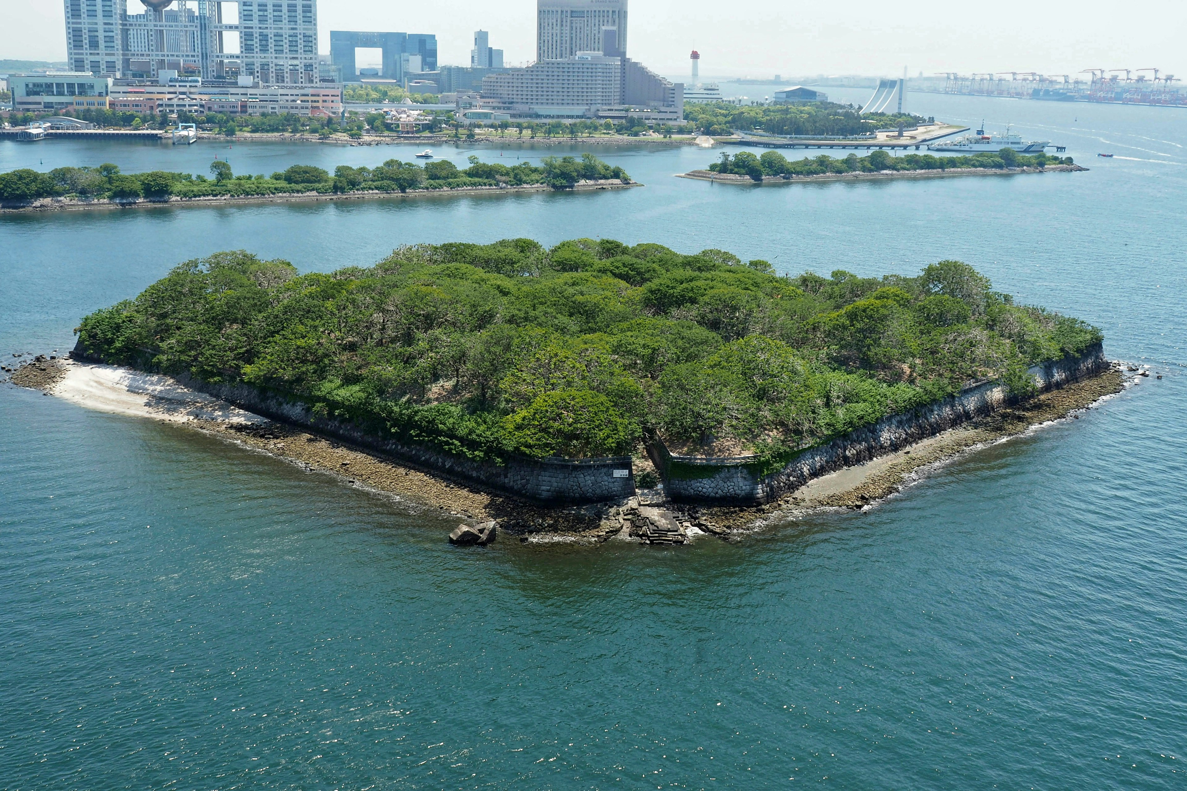 緑豊かな島と周囲の水域の空撮