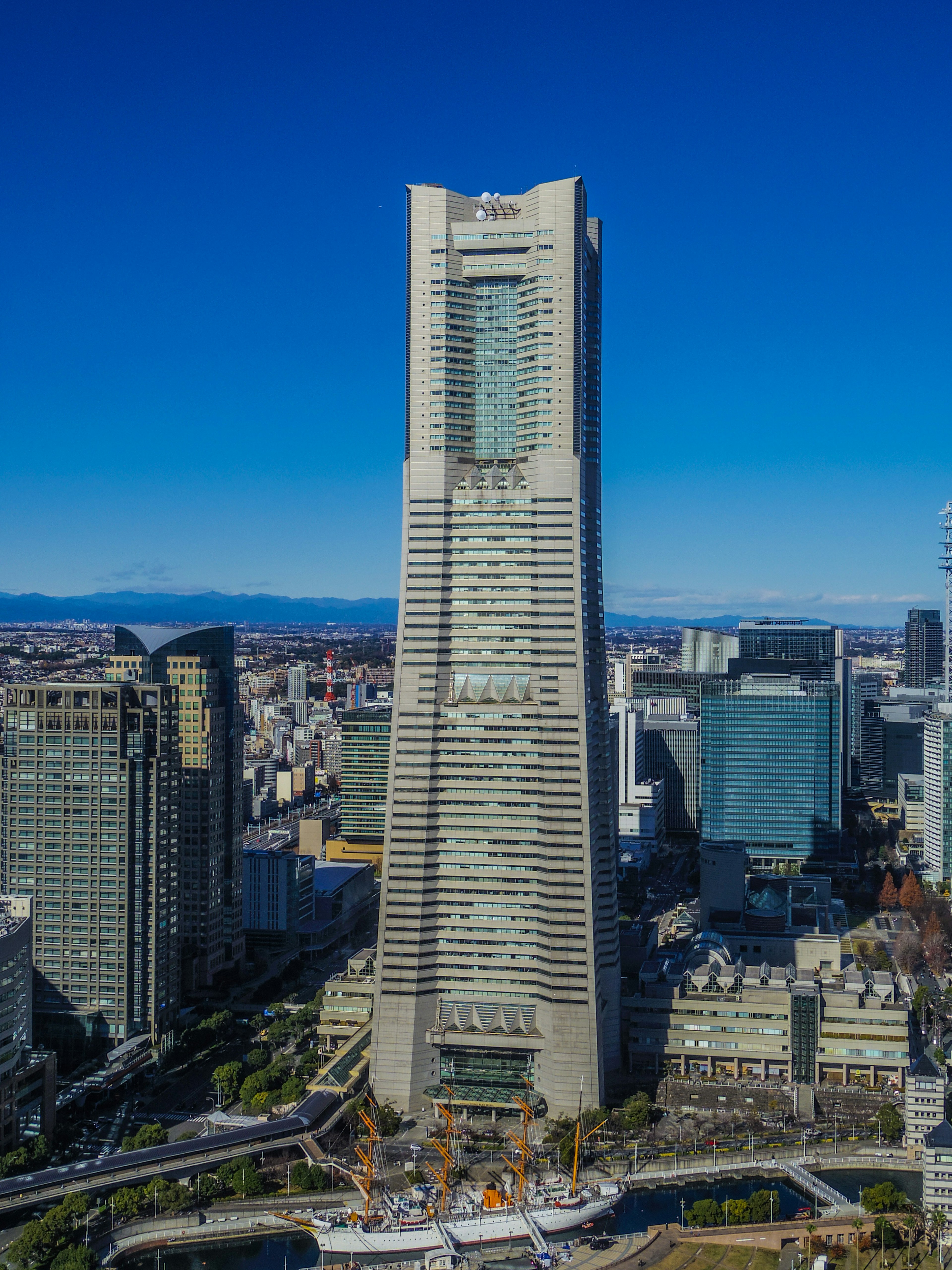 Wolkenkratzer Yokohama Landmark Tower vor einem klaren blauen Himmel