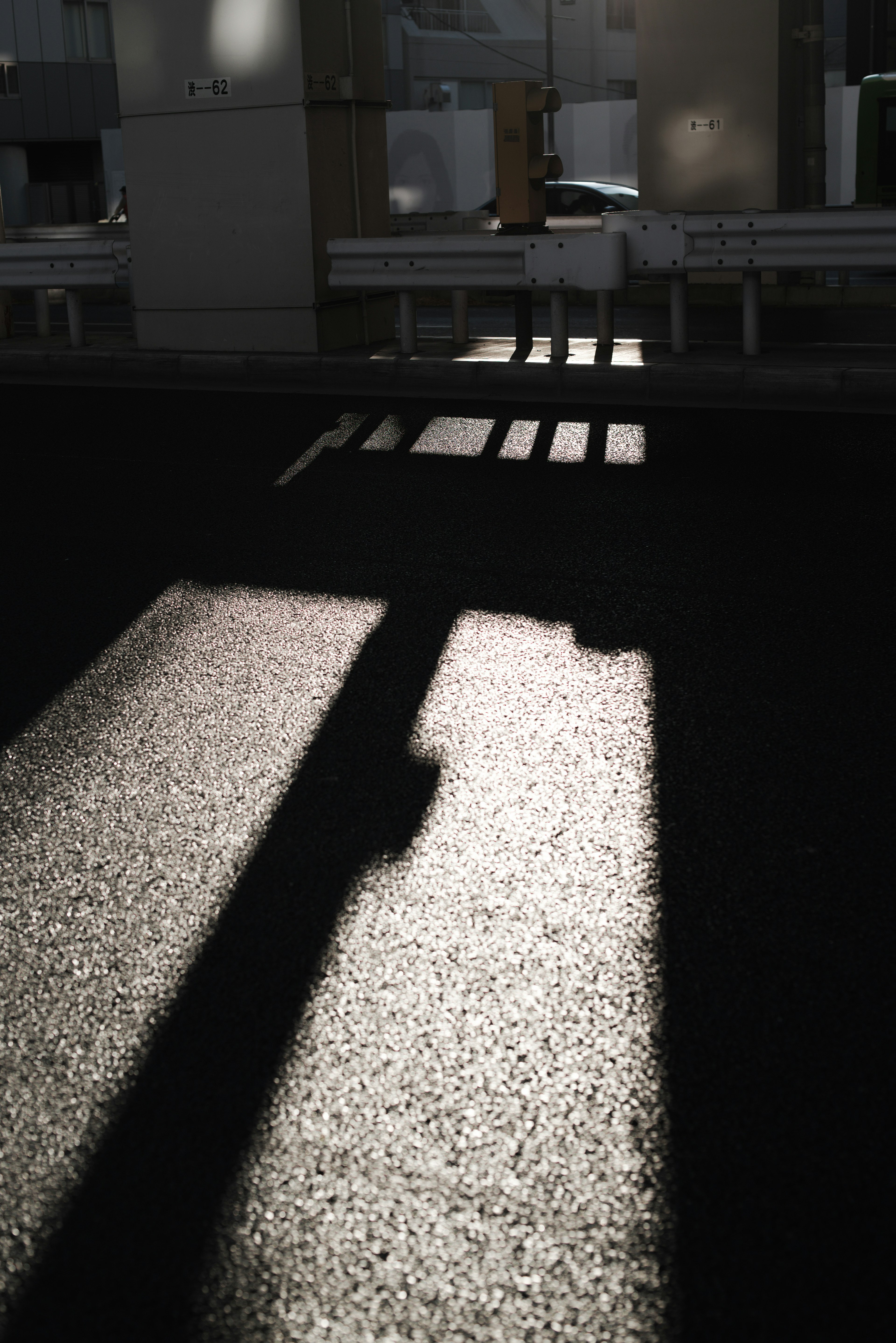 Foto einer gepflasterten Straße mit schönem Kontrast von Schatten und Licht