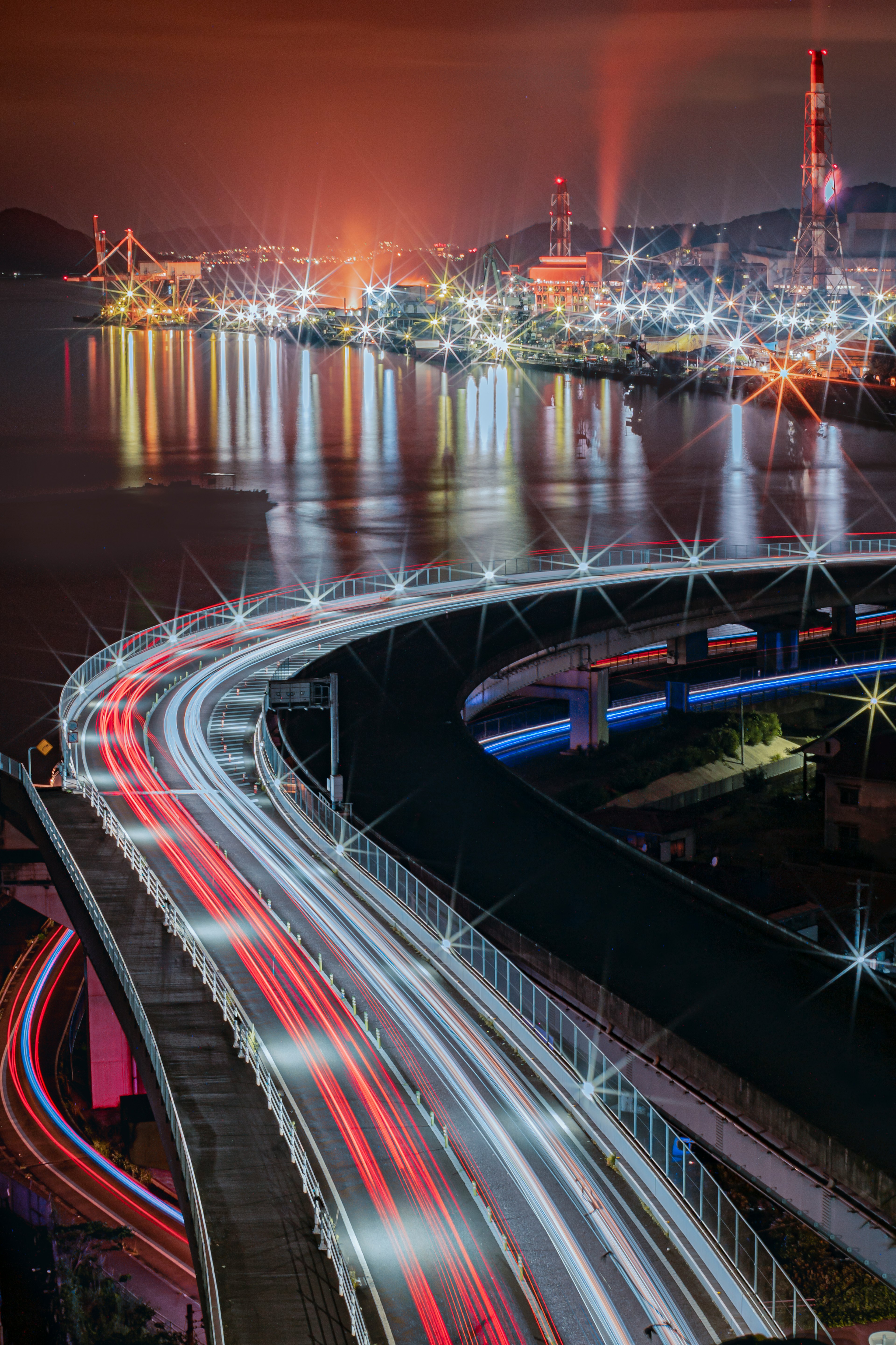 夜の街の光と交通の流れを捉えた美しい風景