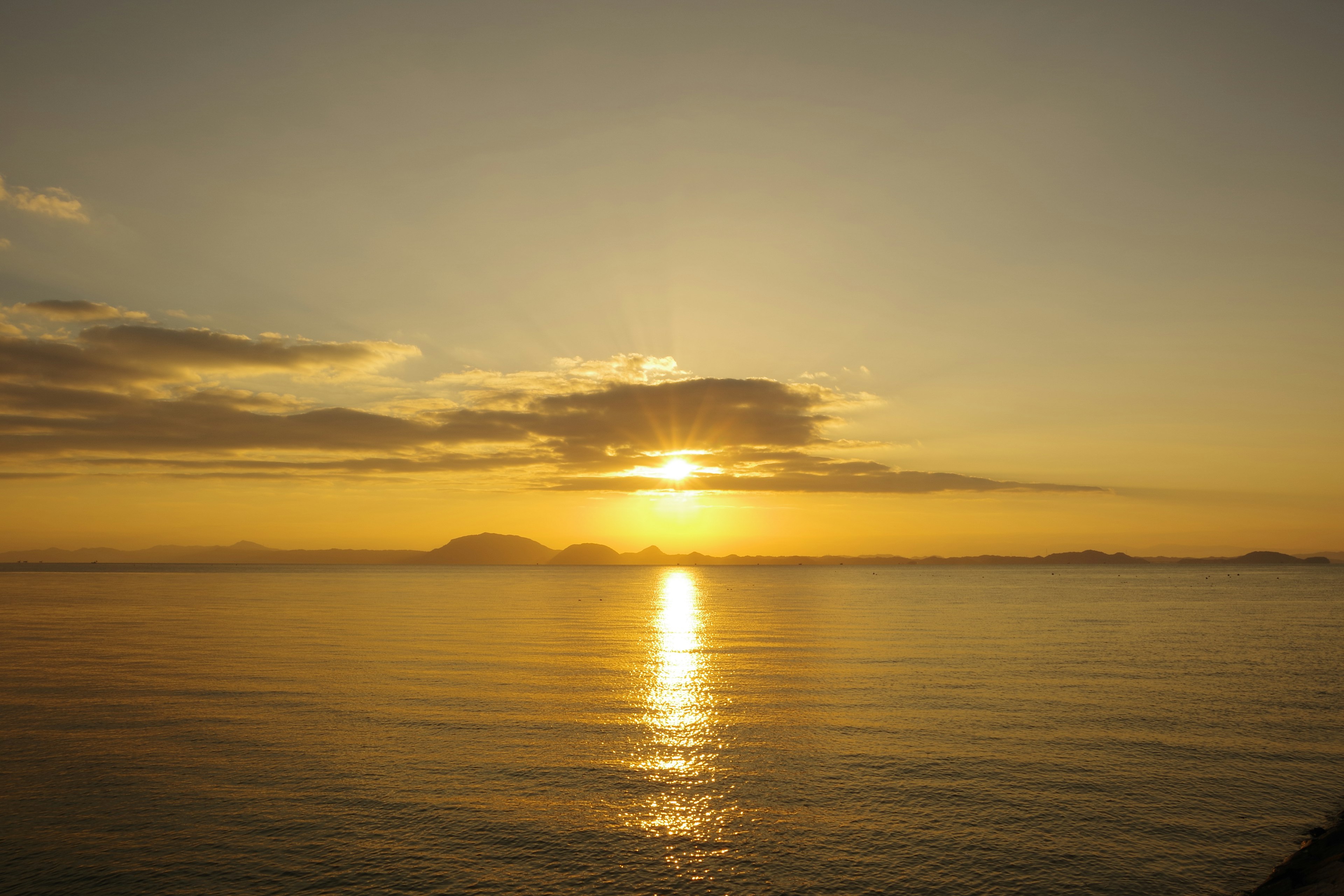 Bellissimo paesaggio del tramonto sull'oceano