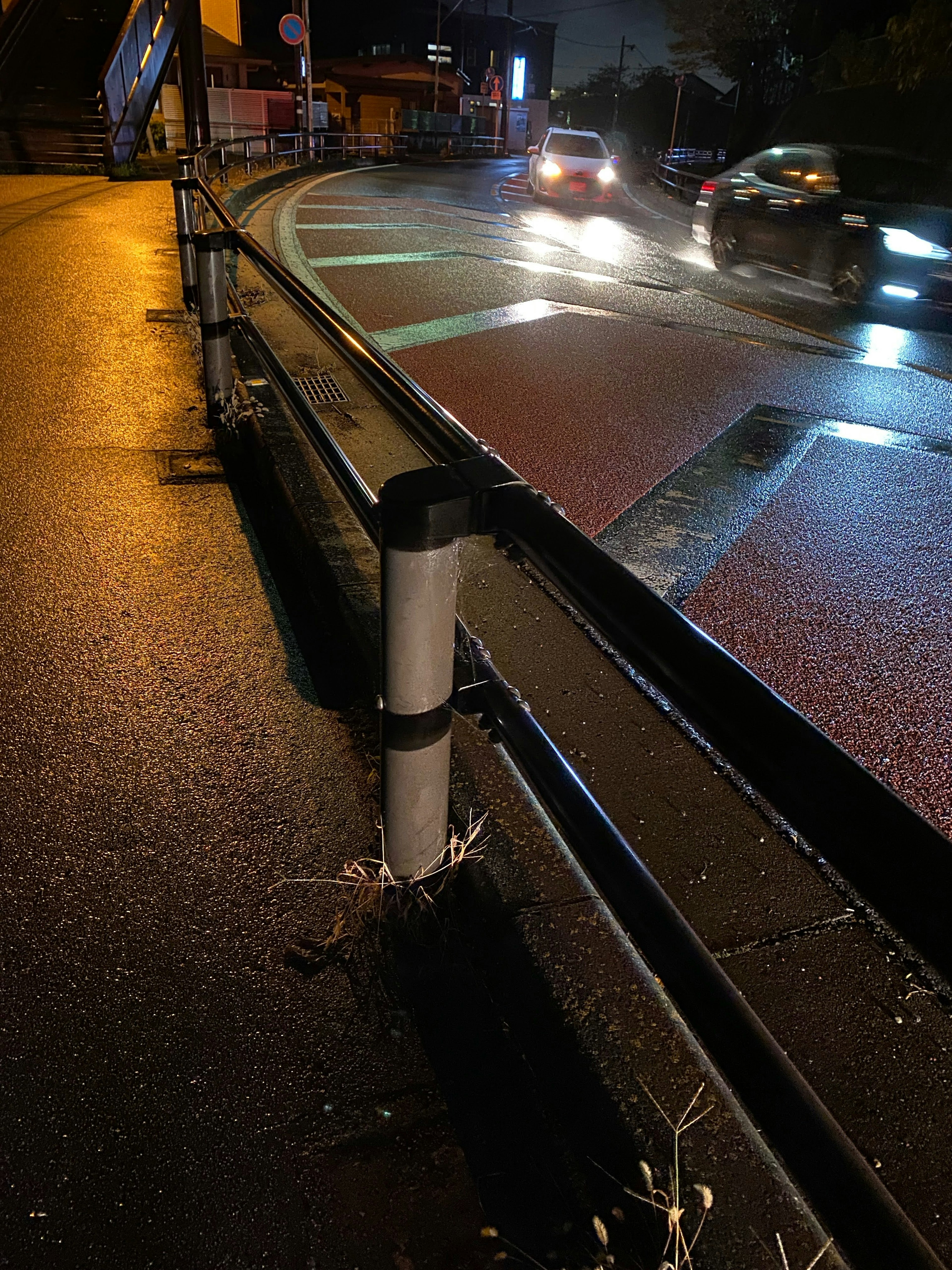 夜間曲線道路及經過車輛的場景