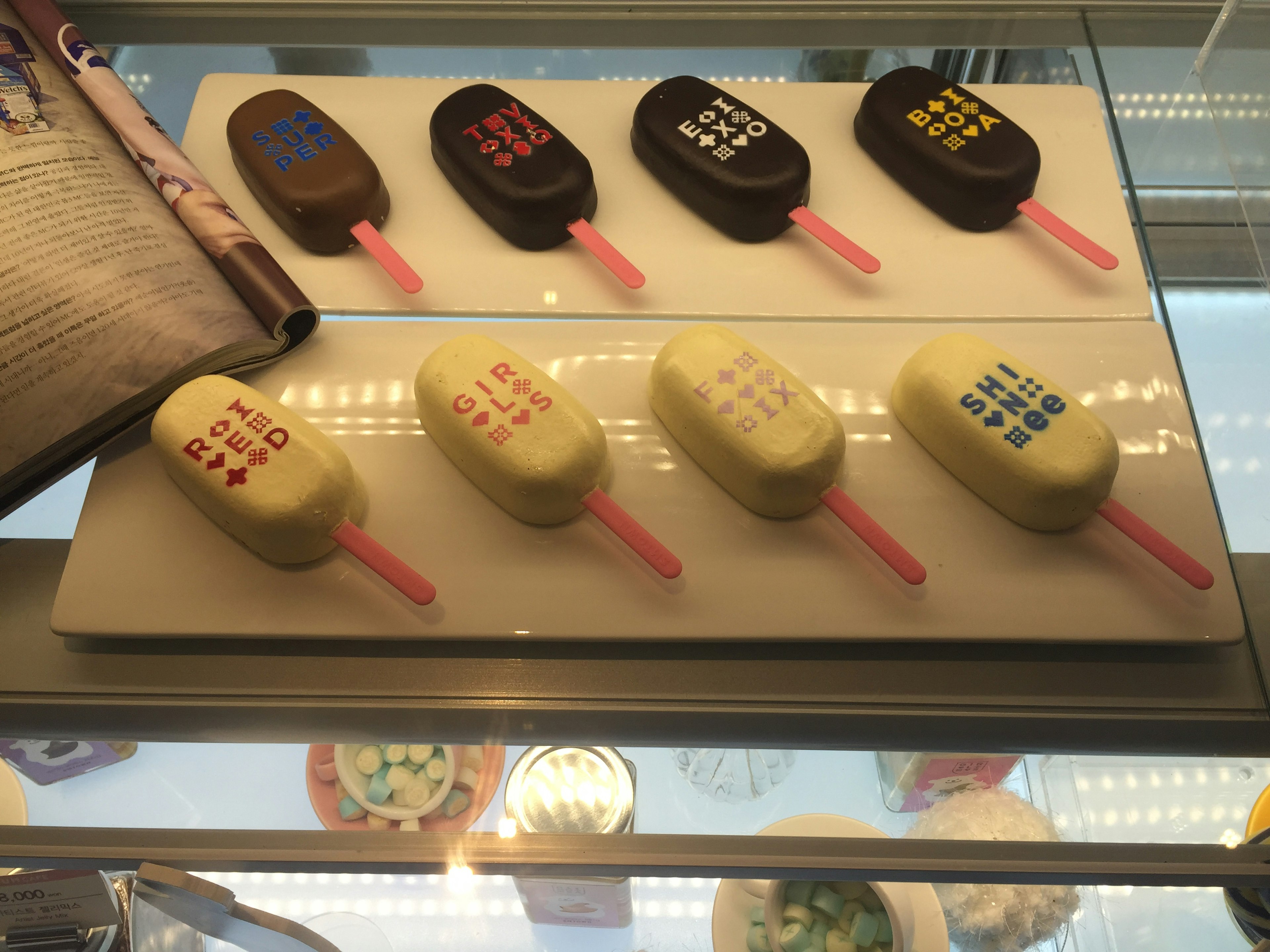 Barres de glace colorées exposées dans une vitrine