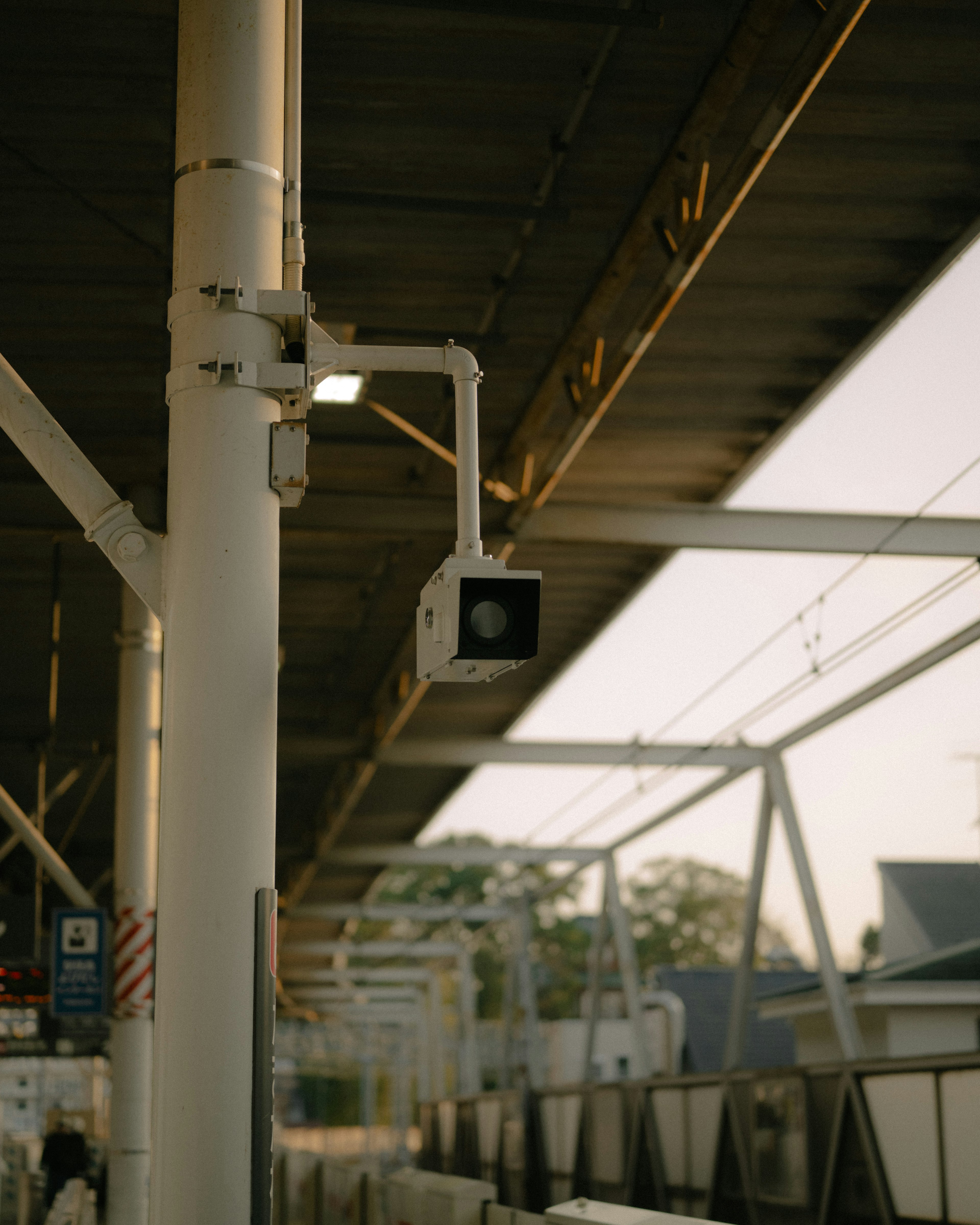 Vista de una cámara de vigilancia en la estación y una plataforma techada