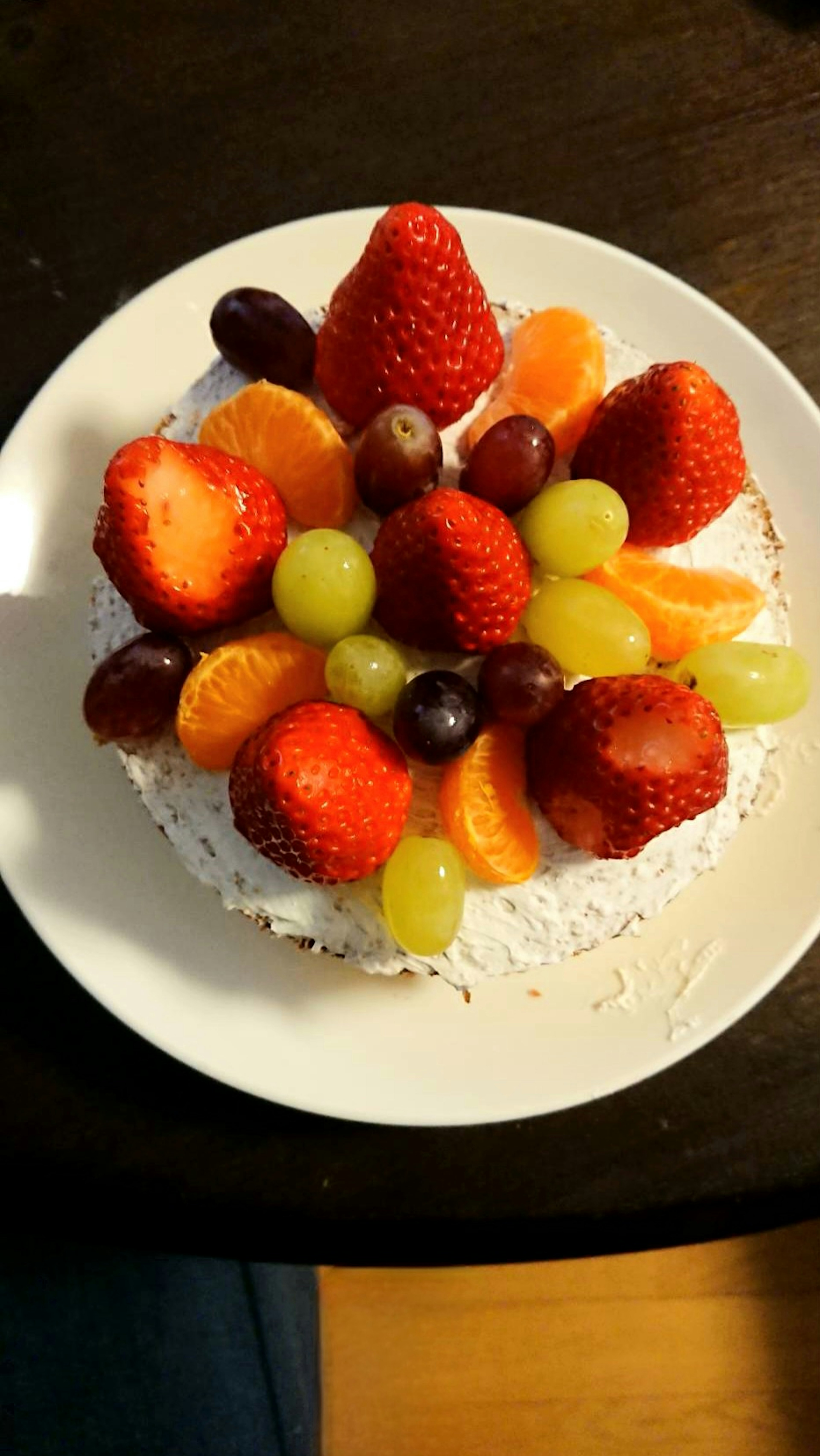 Vista dall'alto di una torta decorata con frutta assortita