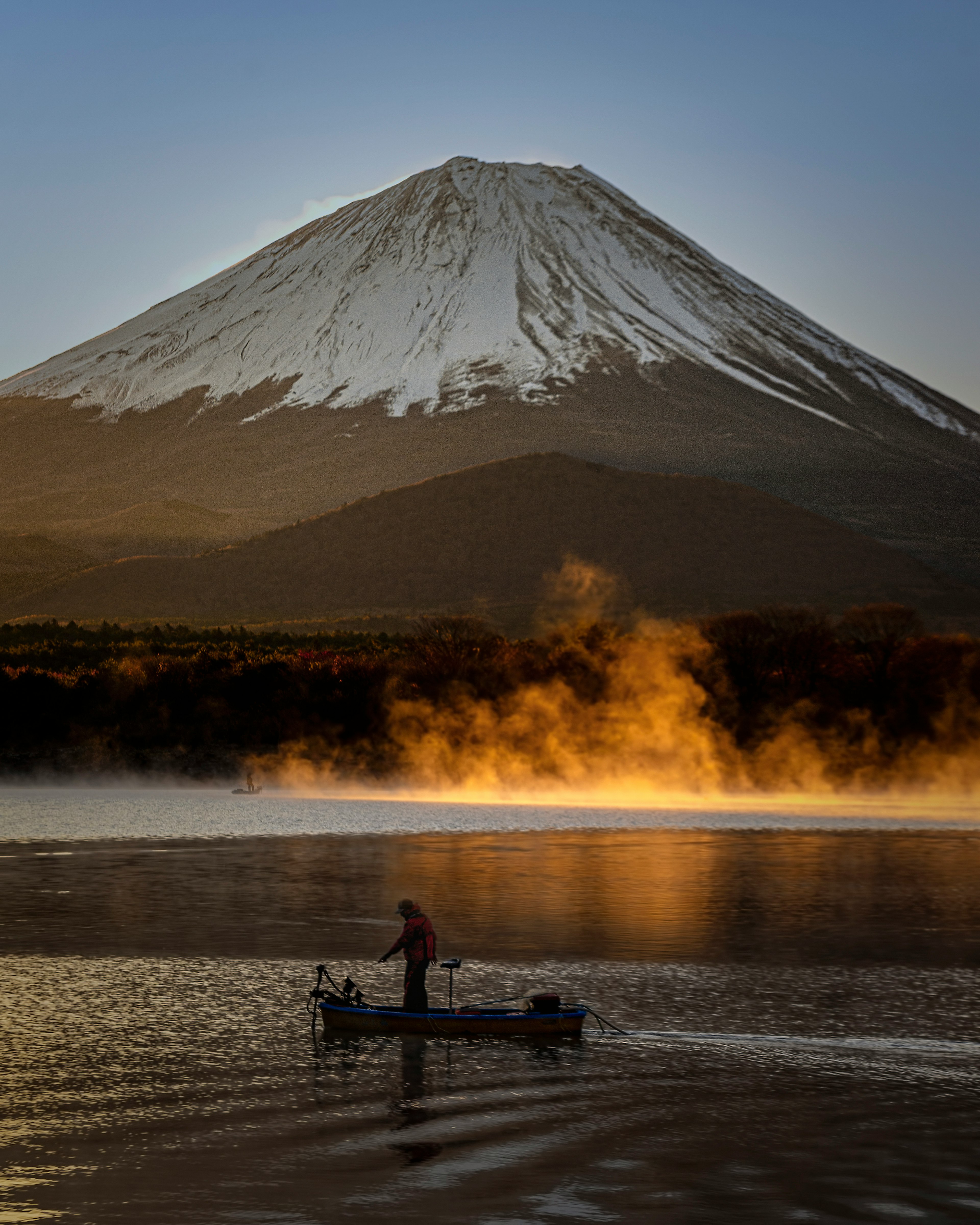 富士山的风景和宁静湖面上的渔民