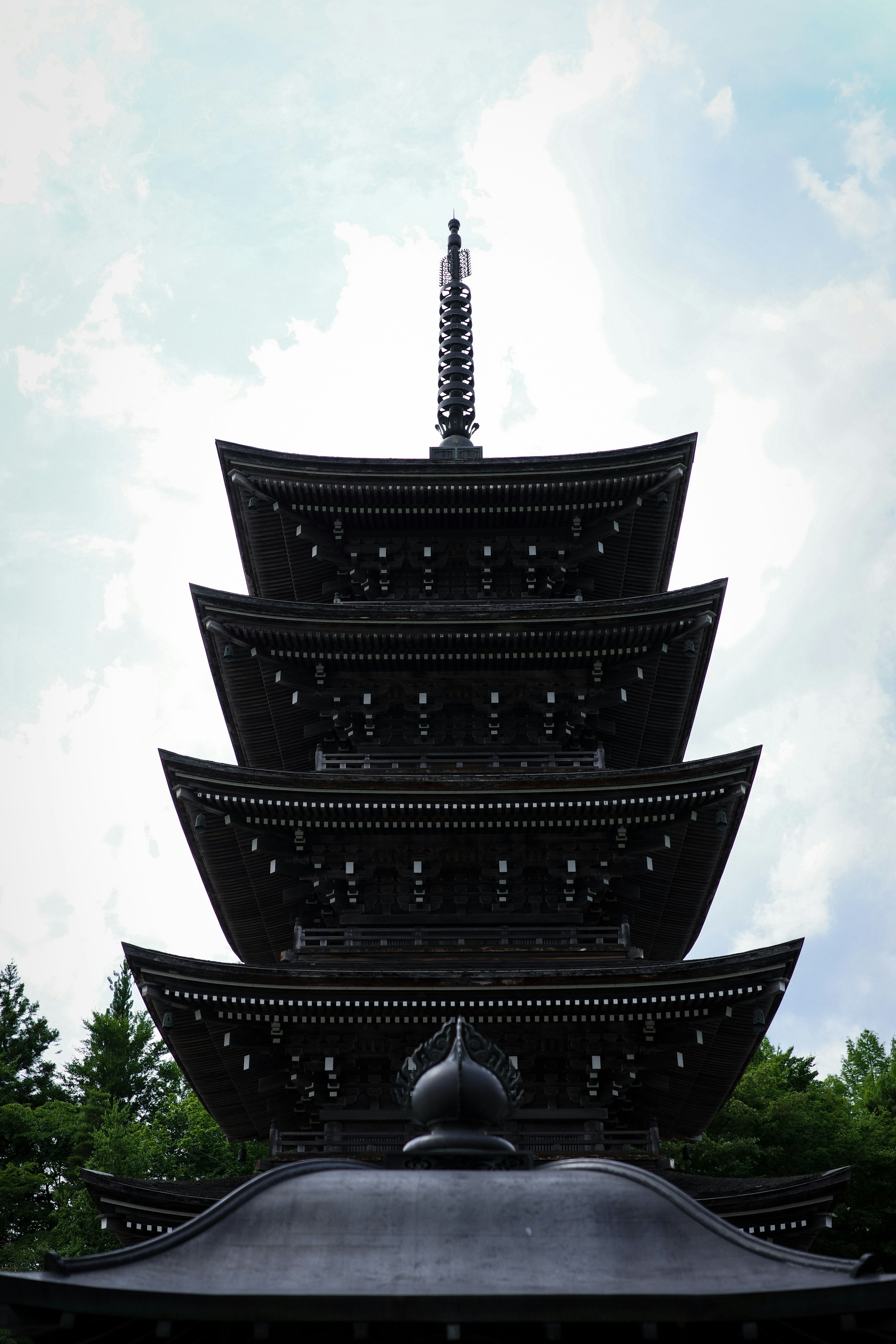 Pagode noire à cinq étages se tenant sous un ciel bleu